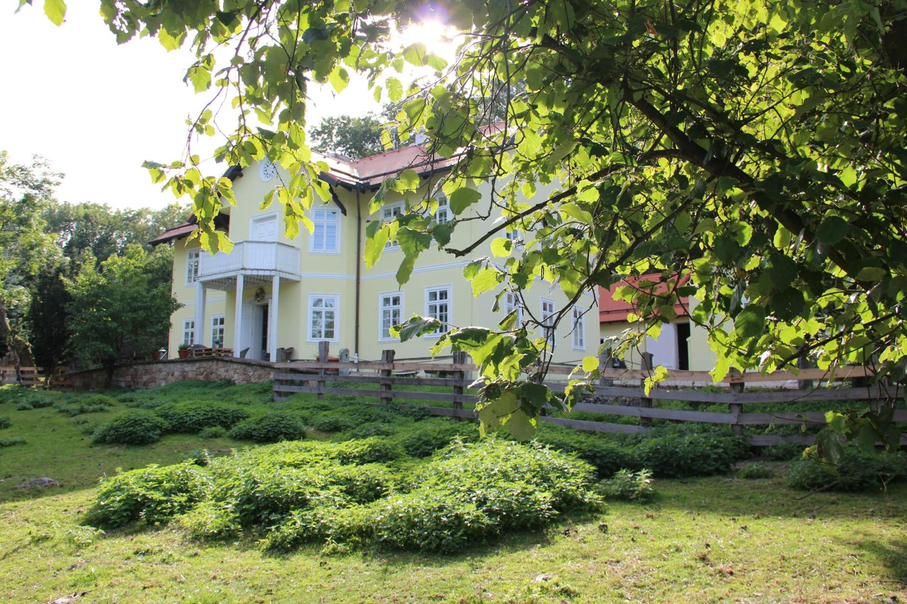 Lovecký zámeček pod Milešovkou view 2
