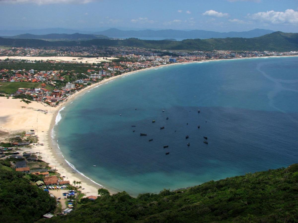 Apartamento frente para a piscina a uma quadra da praia