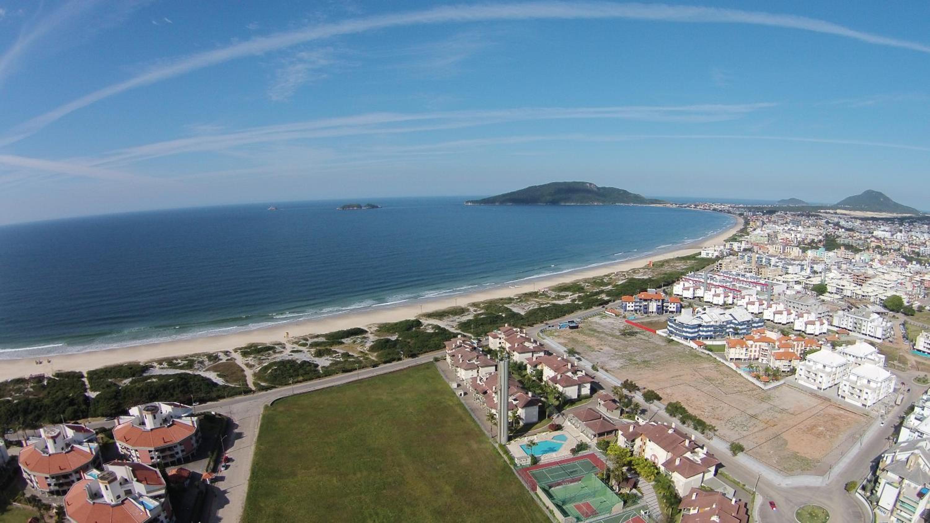 Apartamento frente para a piscina a uma quadra da praia