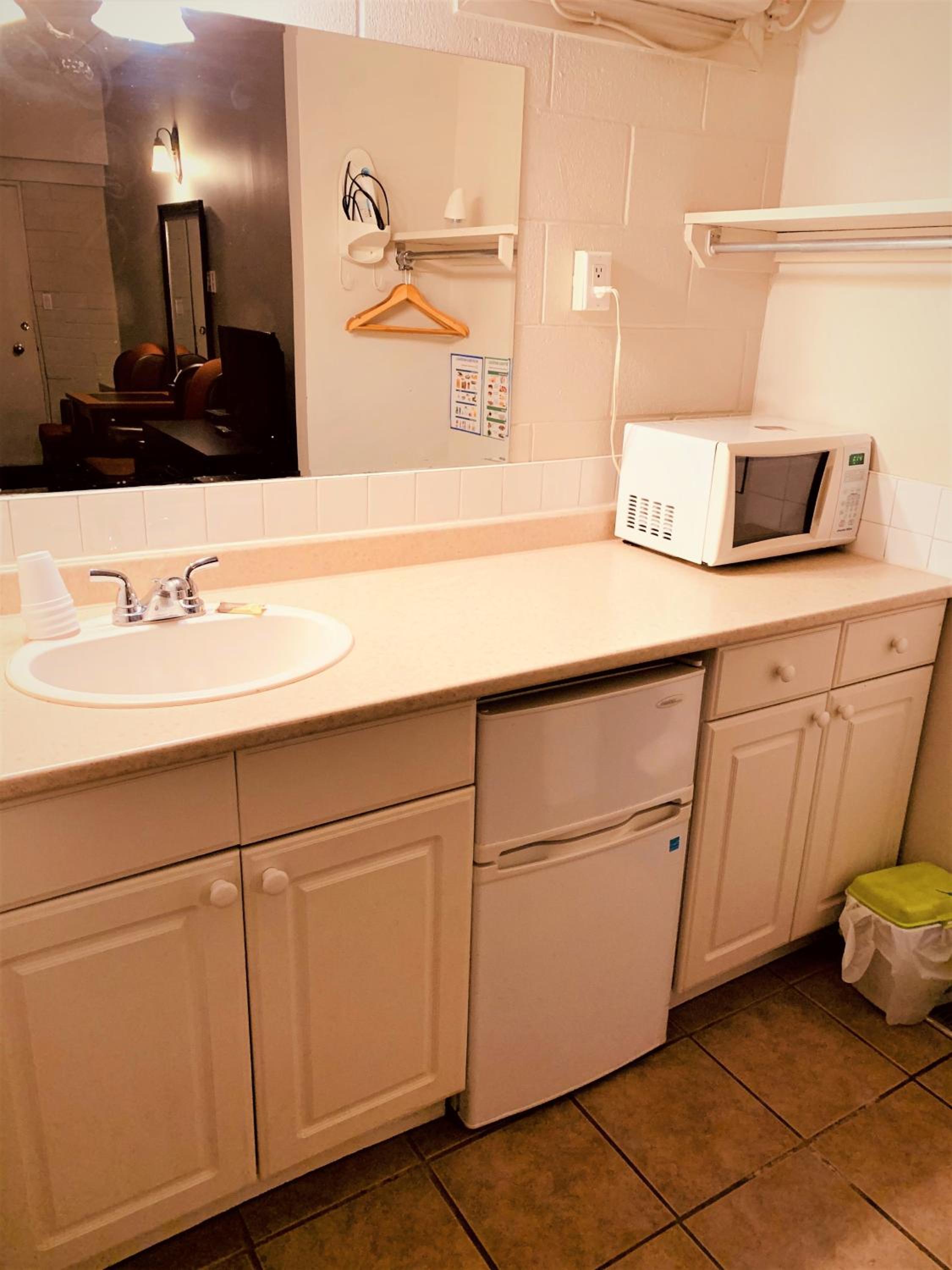 Red Carpet Inn & Suites - Image 4