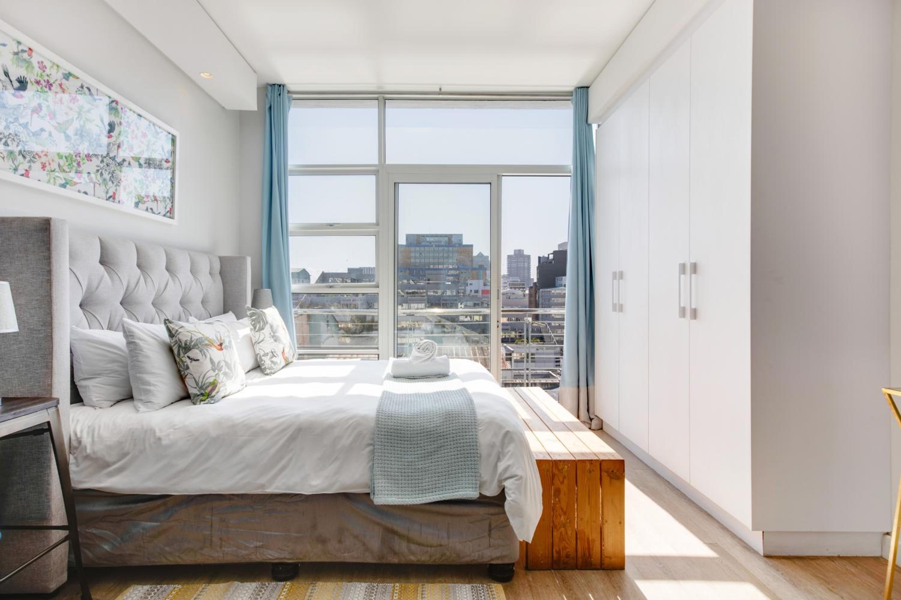 Backup-Power Eclectic Blue City View Apartment view 4