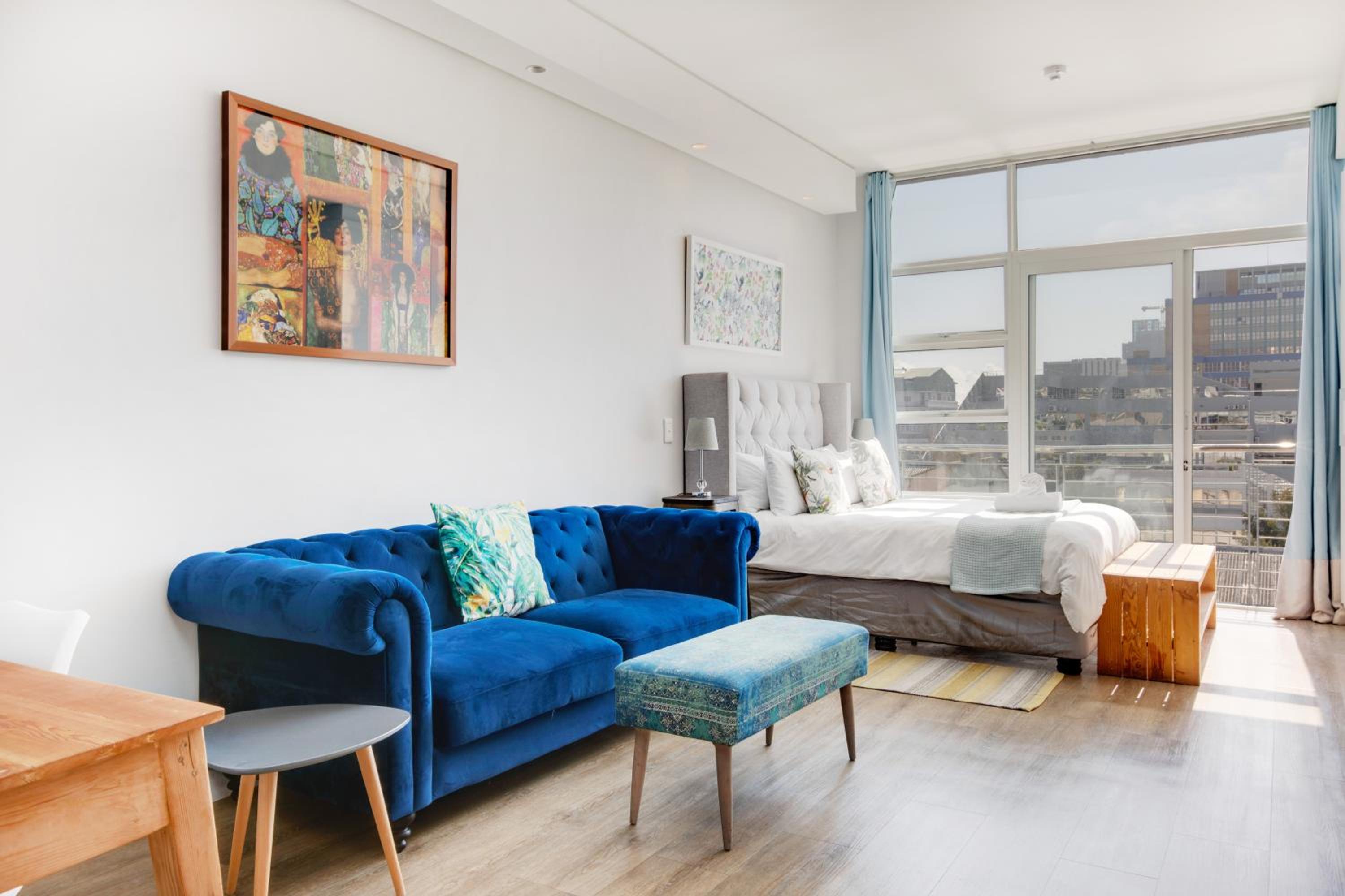 Backup-Power Eclectic Blue City View Apartment view 3