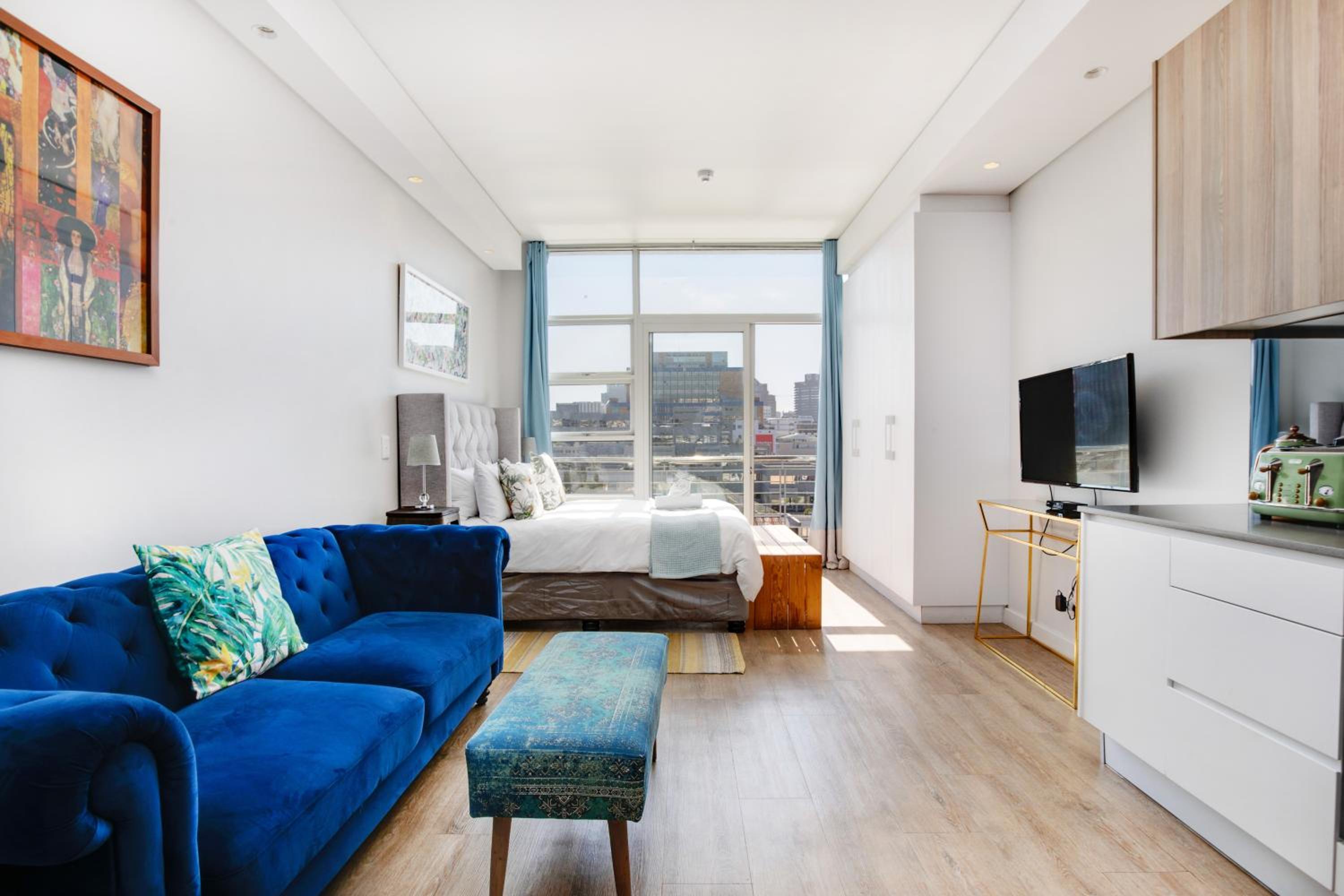 Backup-Power Eclectic Blue City View Apartment view 2