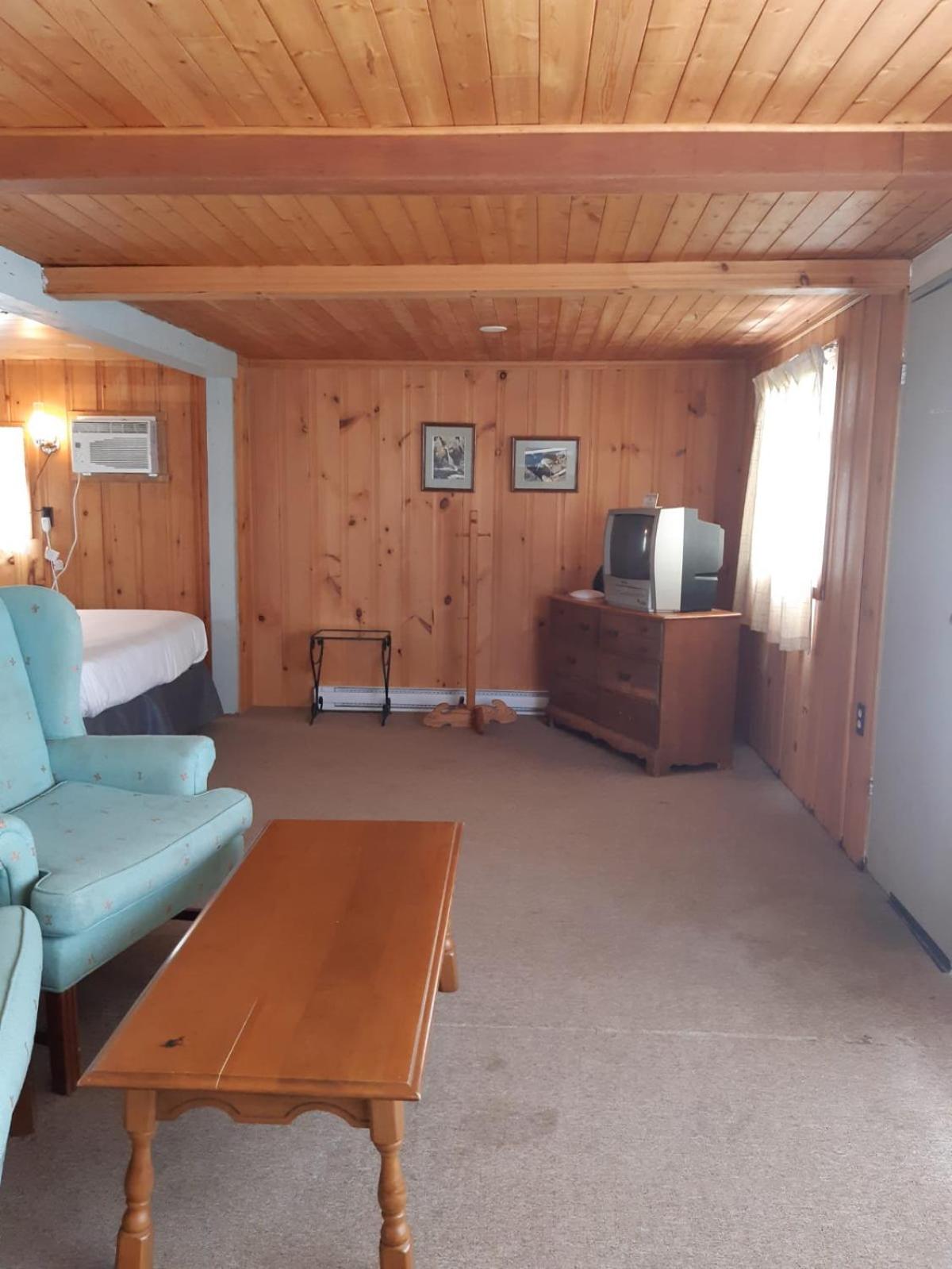 Algonquin Lakeside Inn