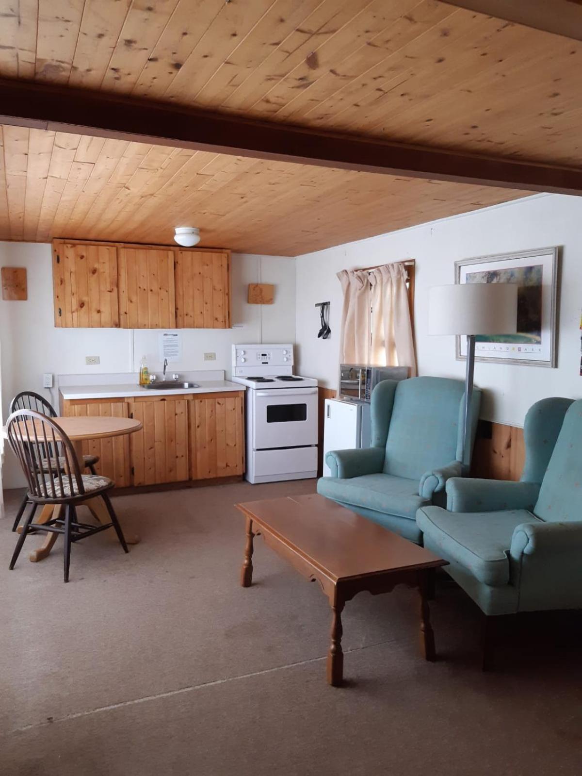 Algonquin Lakeside Inn