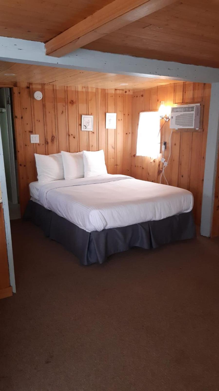 Algonquin Lakeside Inn