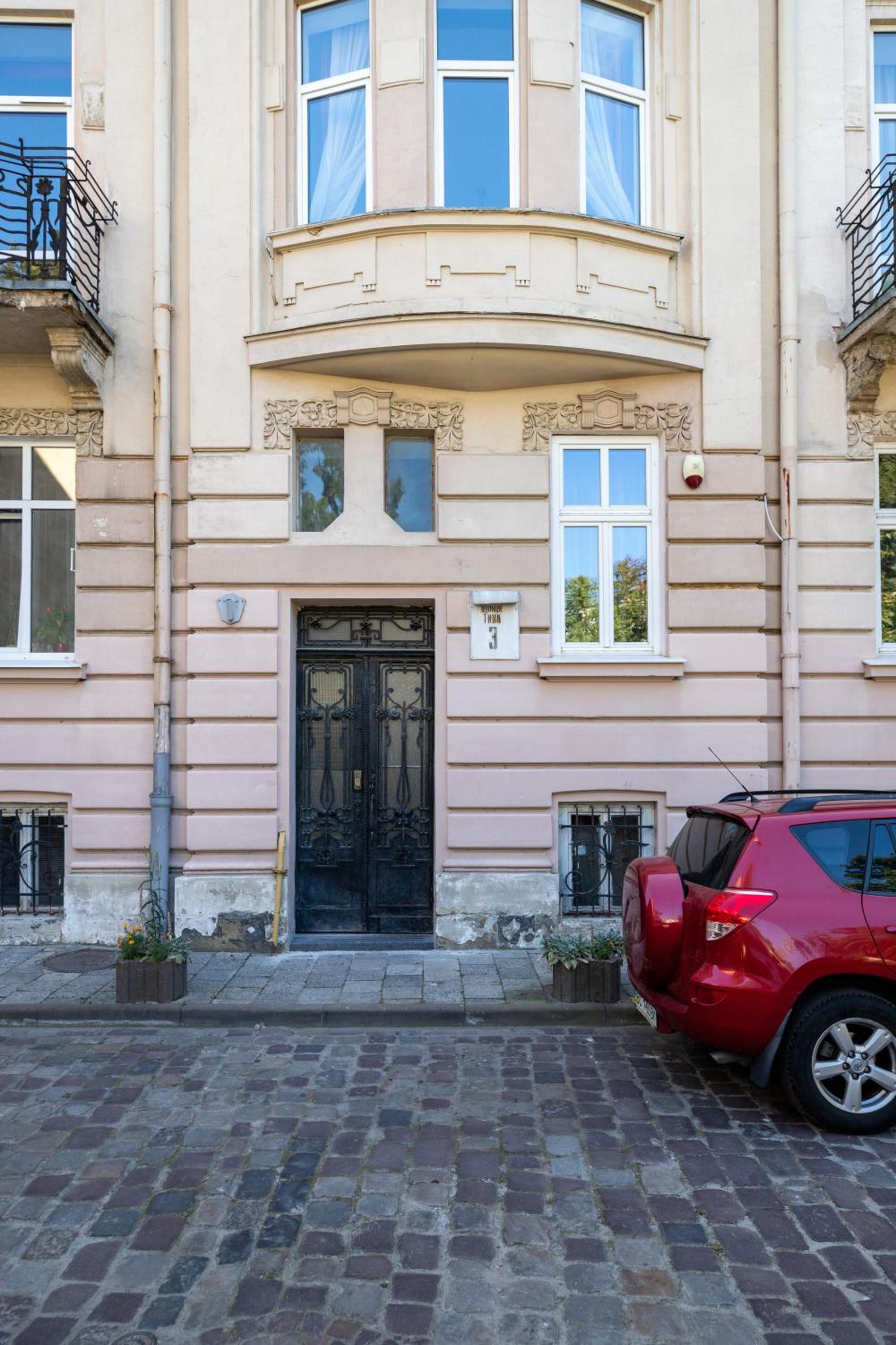 2 bedroom apartment Tykha street city center with parking place view 3