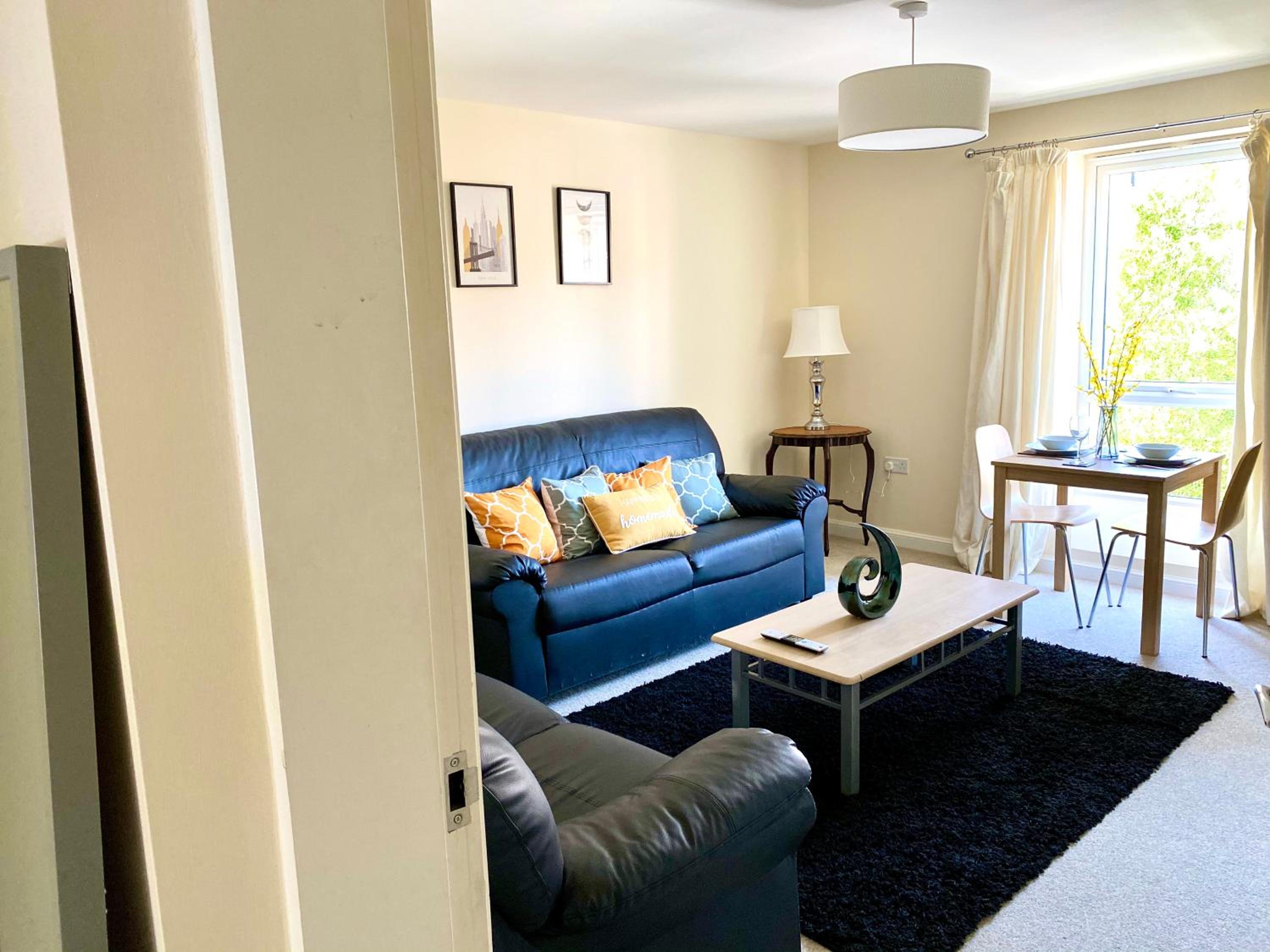 Superior Two-Bed Apartment with Free Parking, CV1 Coventry view 4