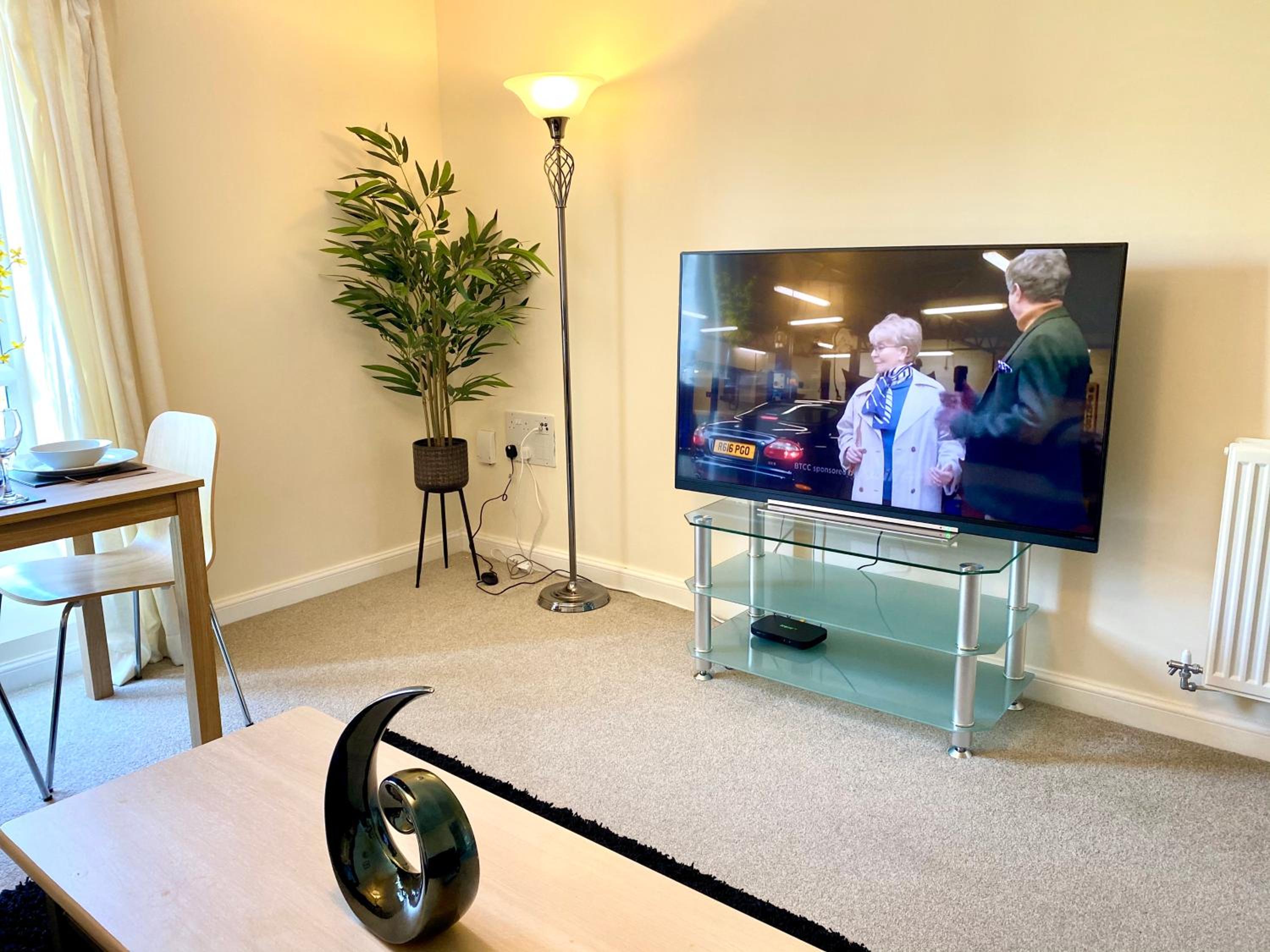 Superior Two-Bed Apartment with Free Parking, CV1 Coventry view 5
