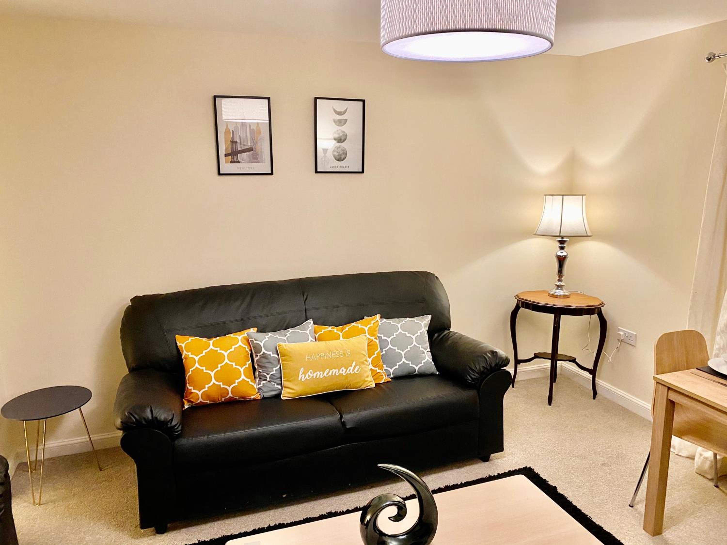 Superior Two-Bed Apartment with Free Parking, CV1 Coventry view 3