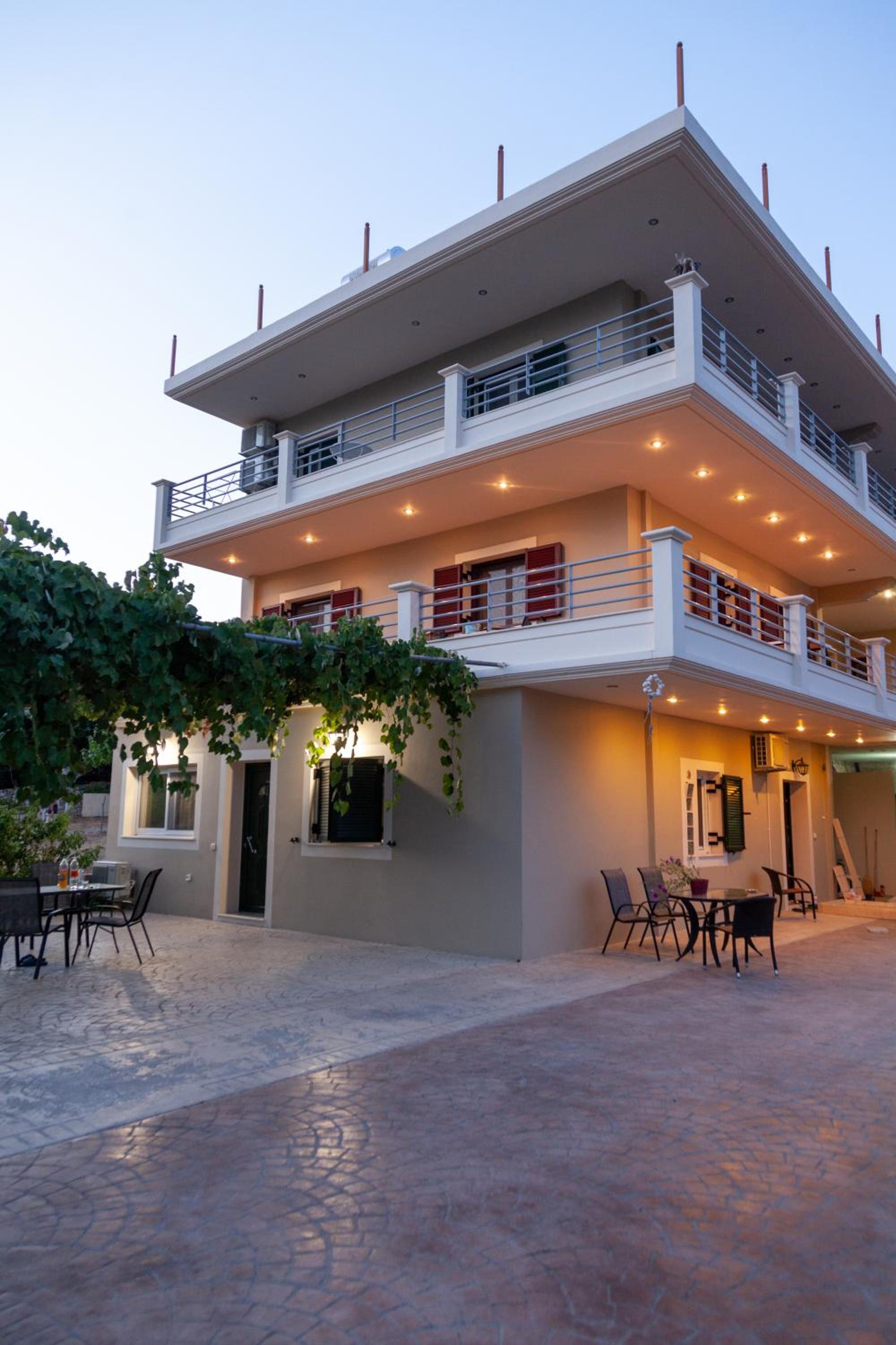 Hotel Tsoutsis Apartments - Image 1
