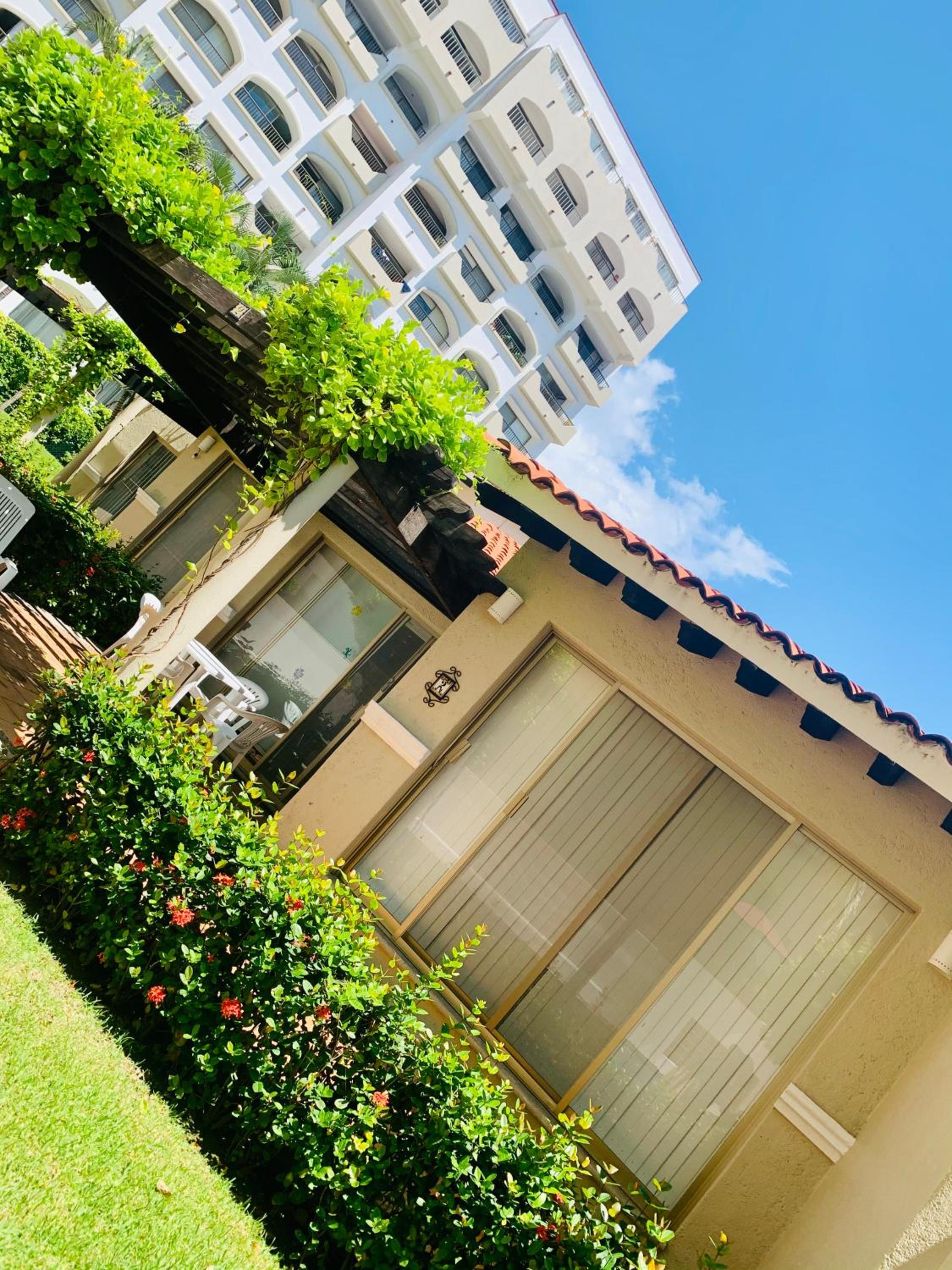 Hotel HAB PLANTA BAJA HOTEL TSORO 2 Adultos 1 menor IXTAPA WIFI GRATIS - Image 1