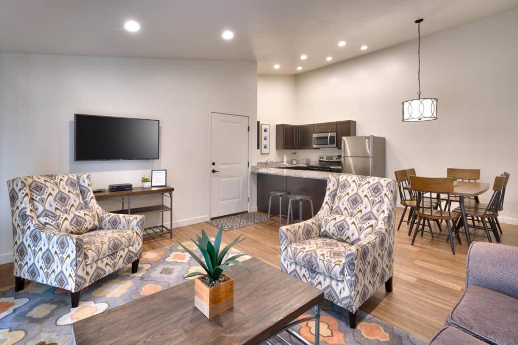 Hotel 6l Top Floor Redcliff Condo, Pool & Hot Tub