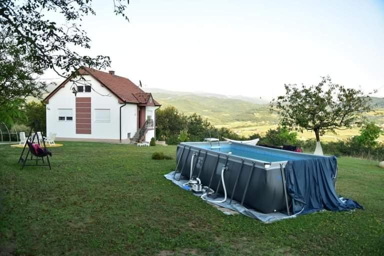 Dušanovac Panorama House - veliko dvoriste, 2 rostilja, pogled na Rasku