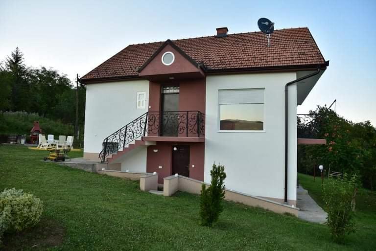 Dušanovac Panorama House - veliko dvoriste, 2 rostilja, pogled na Rasku