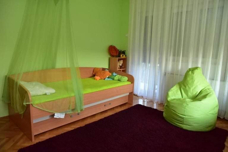 Dušanovac Panorama House - veliko dvoriste, 2 rostilja, pogled na Rasku