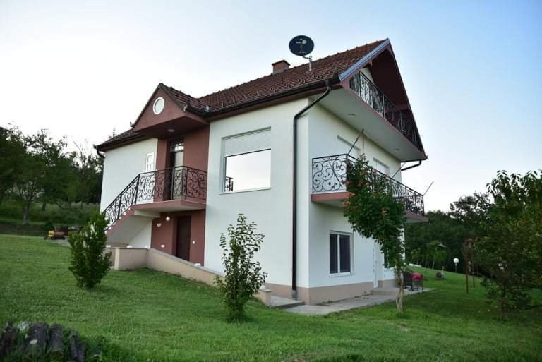 Dušanovac Panorama House - veliko dvoriste, 2 rostilja, pogled na Rasku