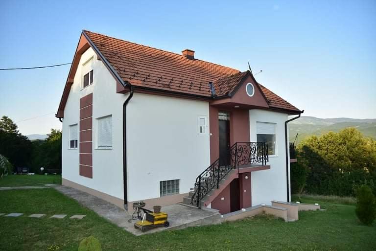 Dušanovac Panorama House - veliko dvoriste, 2 rostilja, pogled na Rasku