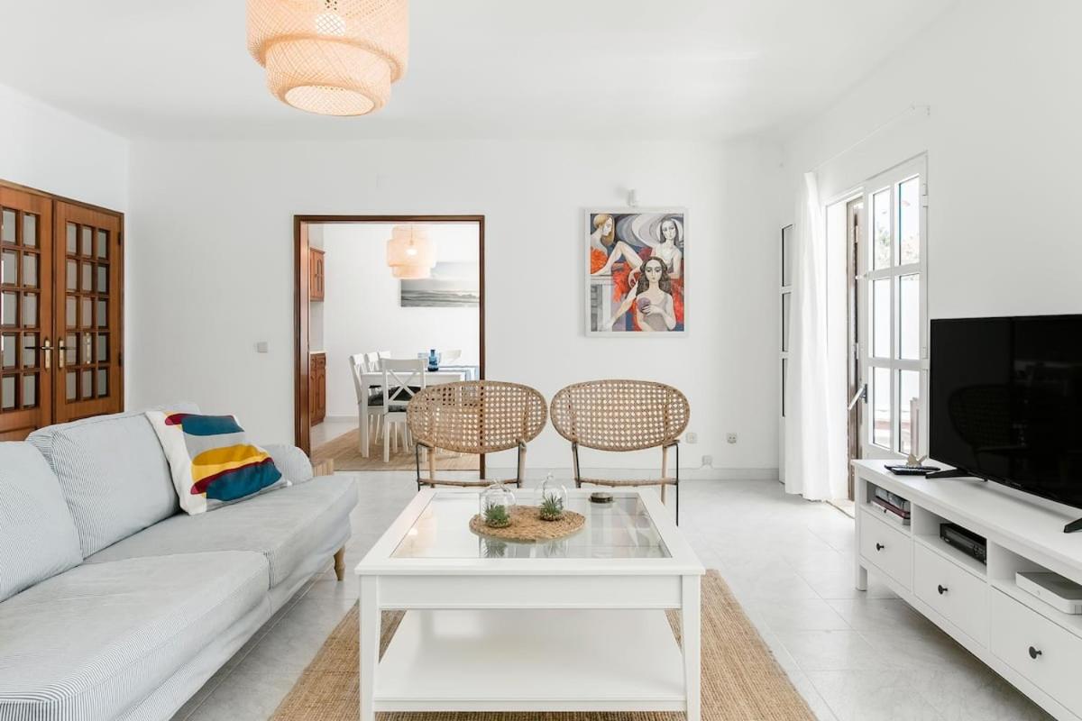 Beachfront Villa with Private Pool in Manta Rota view 3