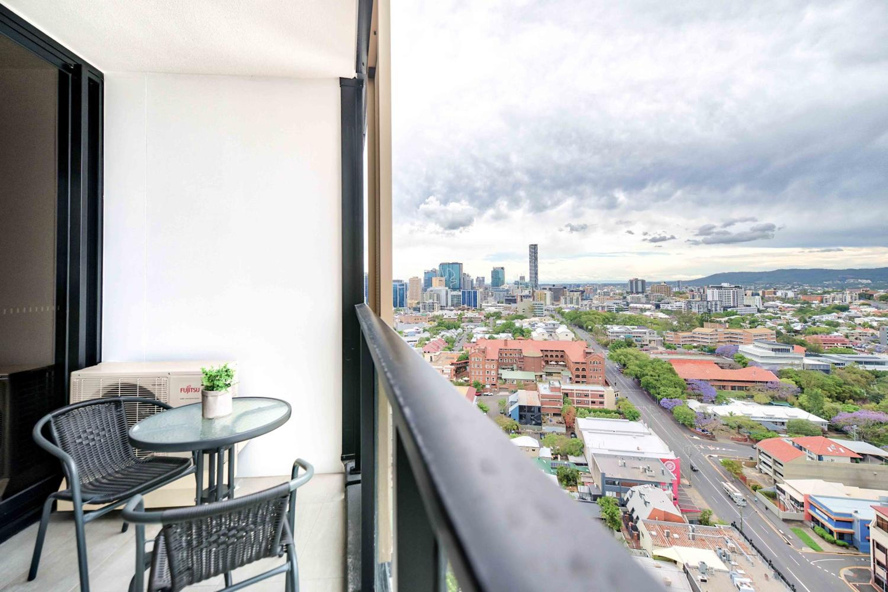 KOZYGURU FORTITUDE VALLEY HIGH LEVEL 2 BED APT + FREE PARKING QFV179-2612