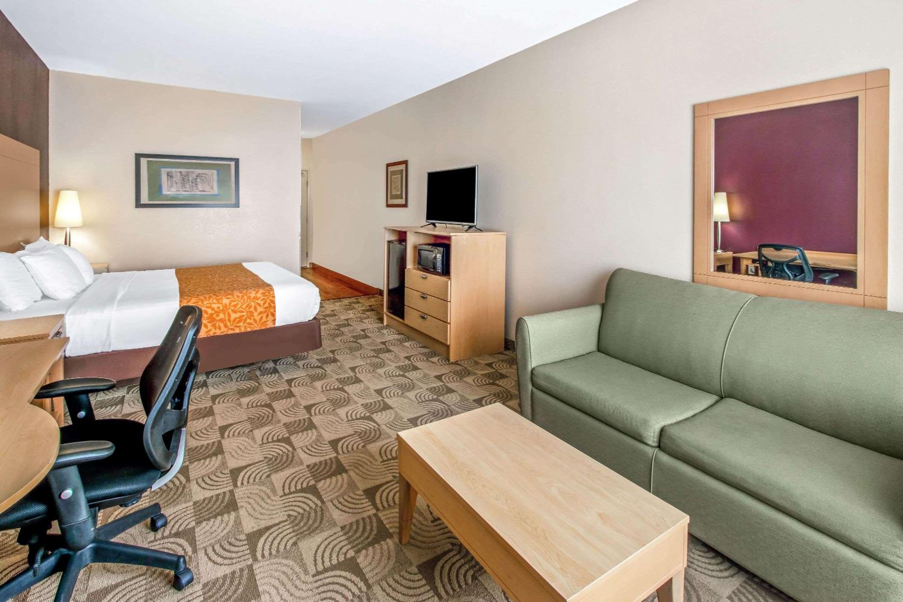 Tucumcari Vacations - La Quinta by Wyndham Tucumcari - Property Image 2