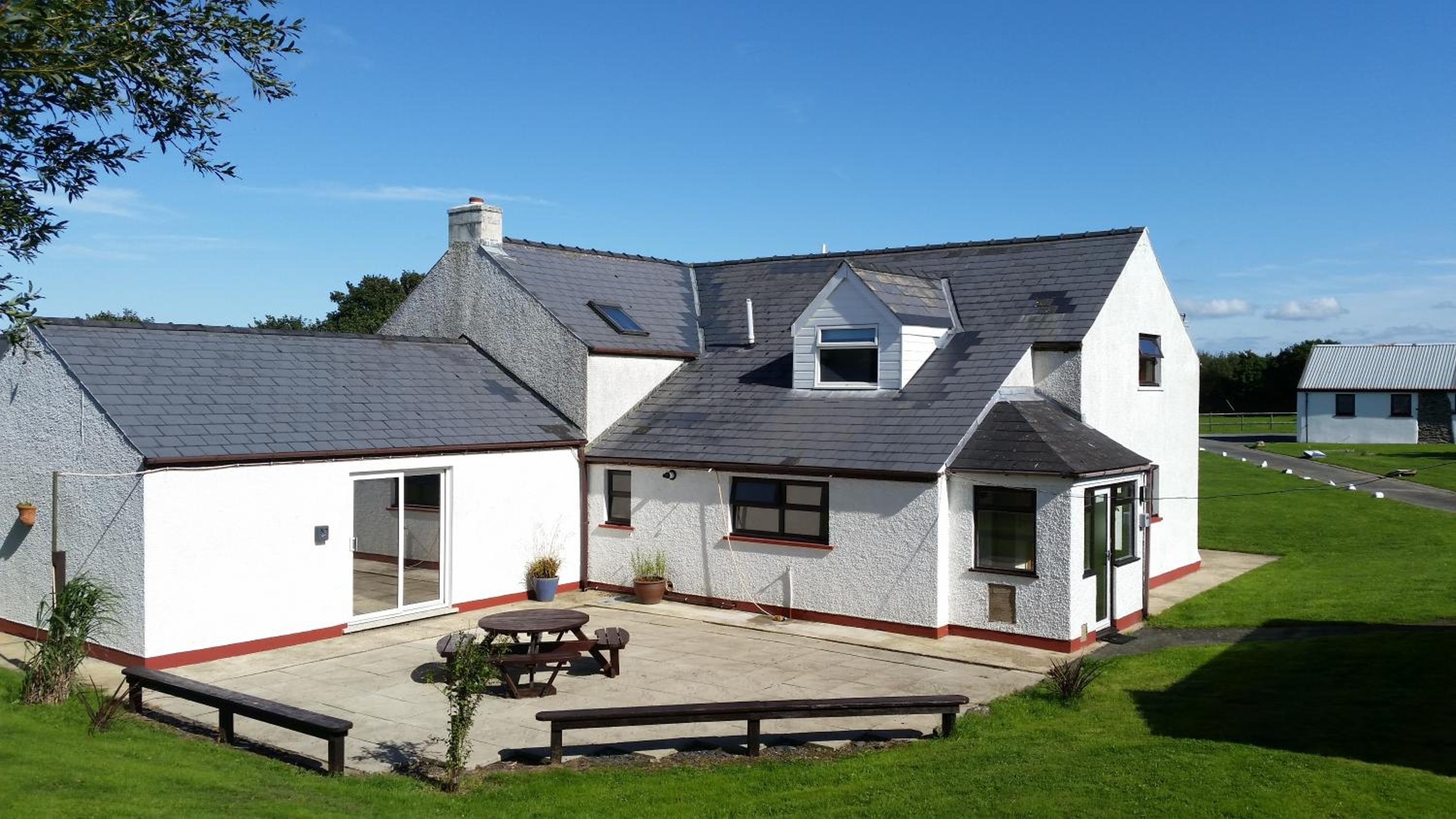 Spacious 3-Bedroom 3-bathroom country cottage view 3