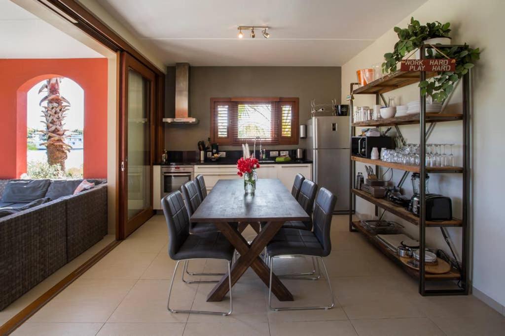 Spanish Water A1 - Uniek 3-slaapkamerappartement aan het Spaanse Water met constante zeebries