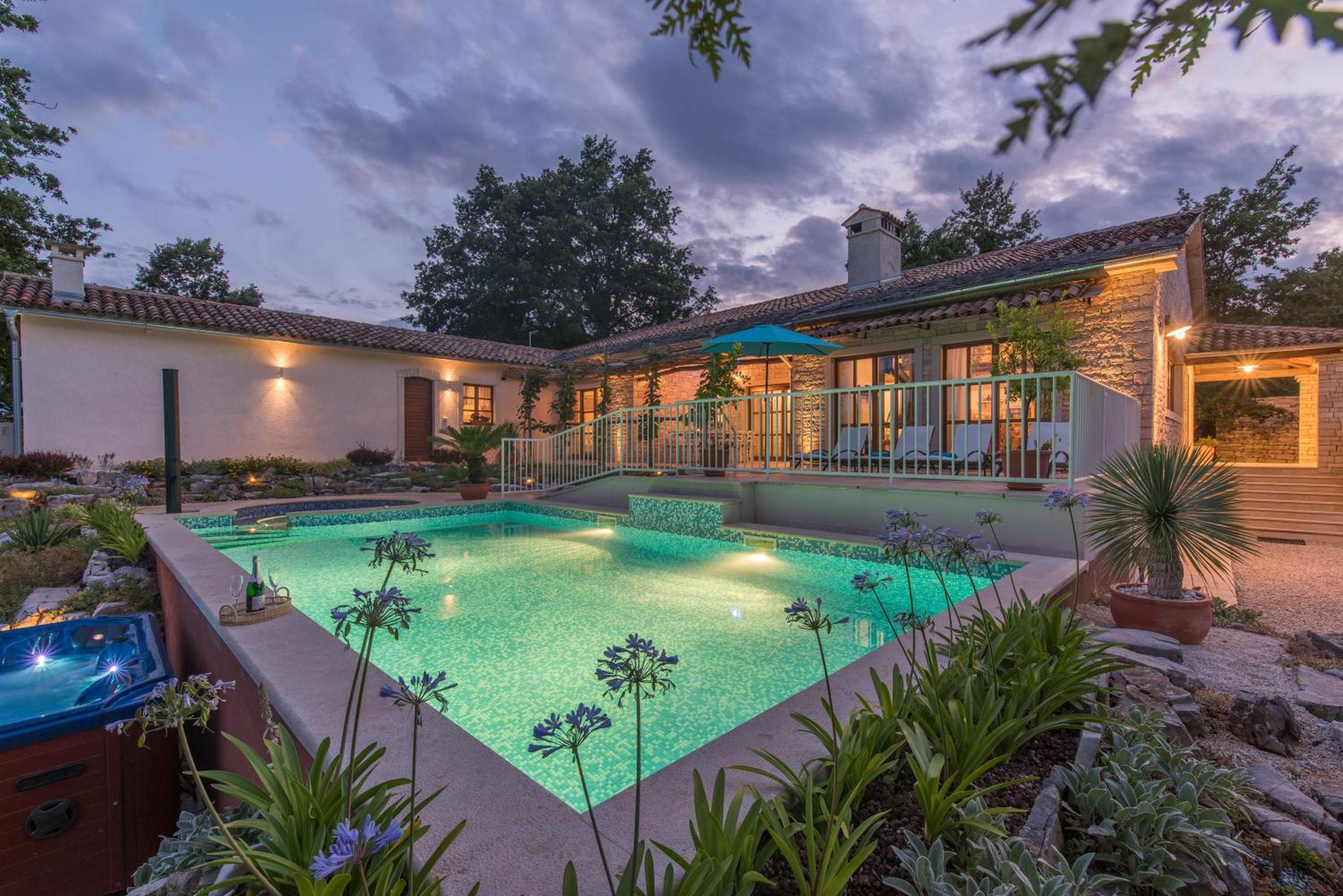 Photo 8