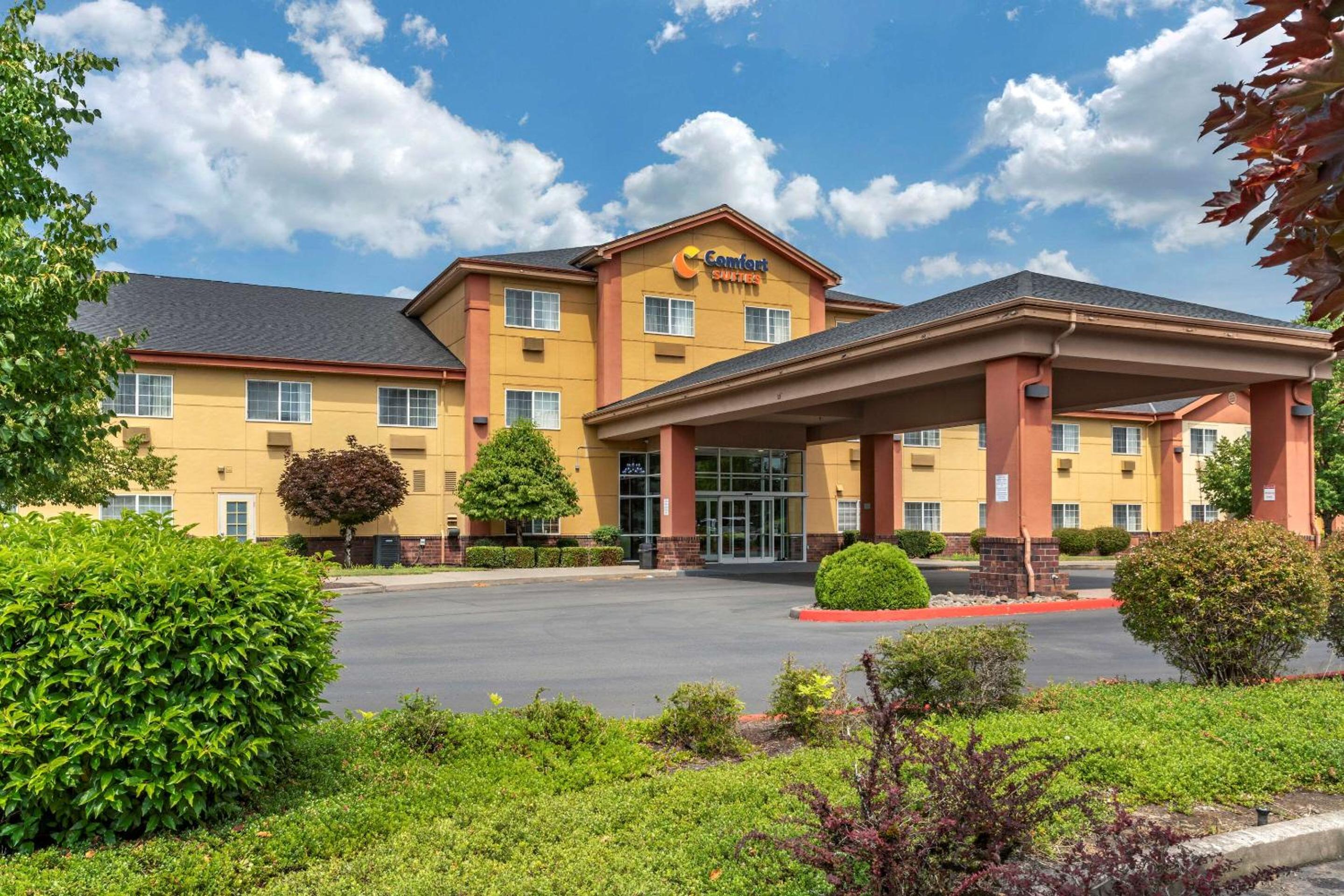 Albany Vacations - Comfort Suites Salem - Property Image 1