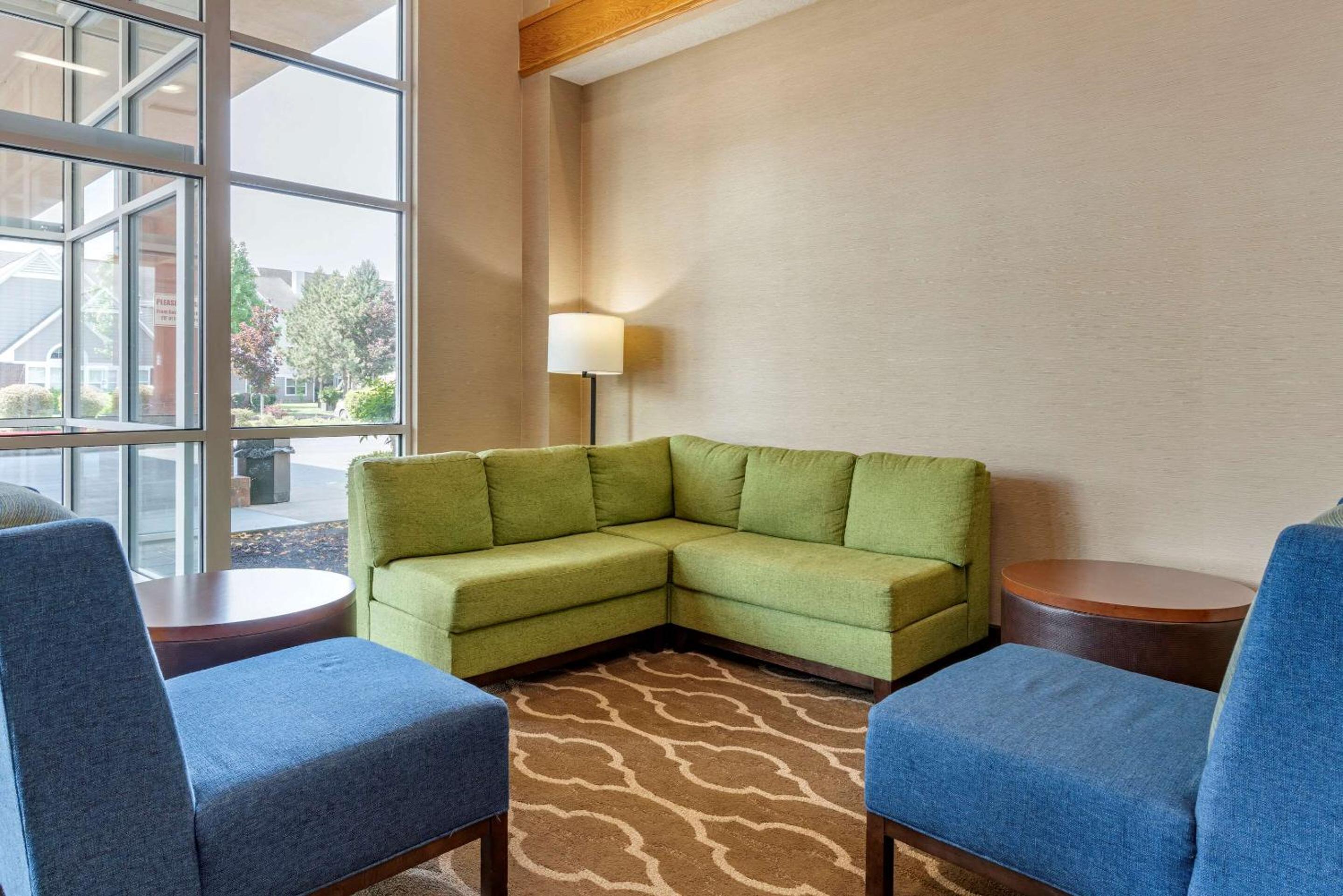 Albany Vacations - Comfort Suites Salem - Property Image 2