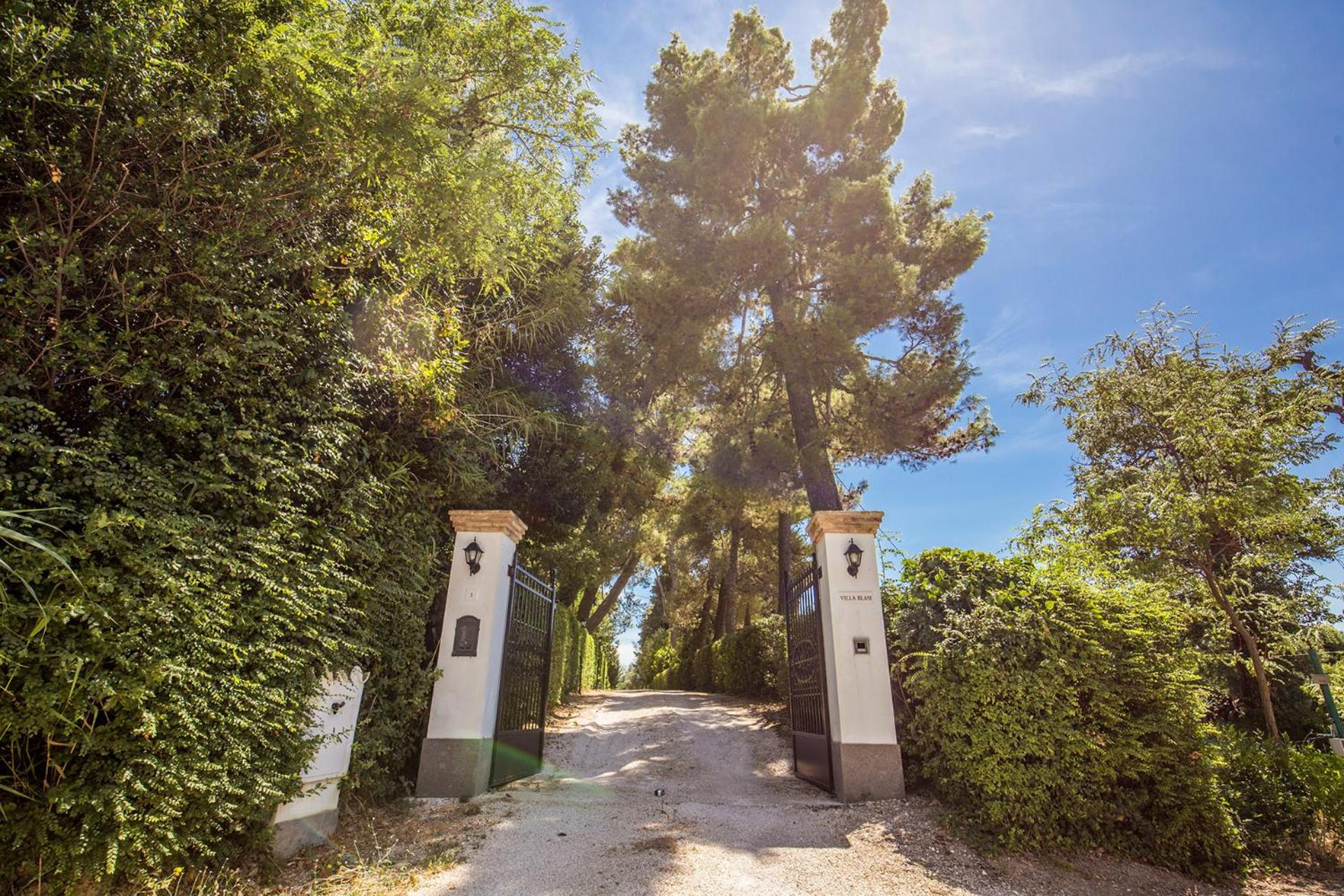 Villa Benedetta - Teloni view 5