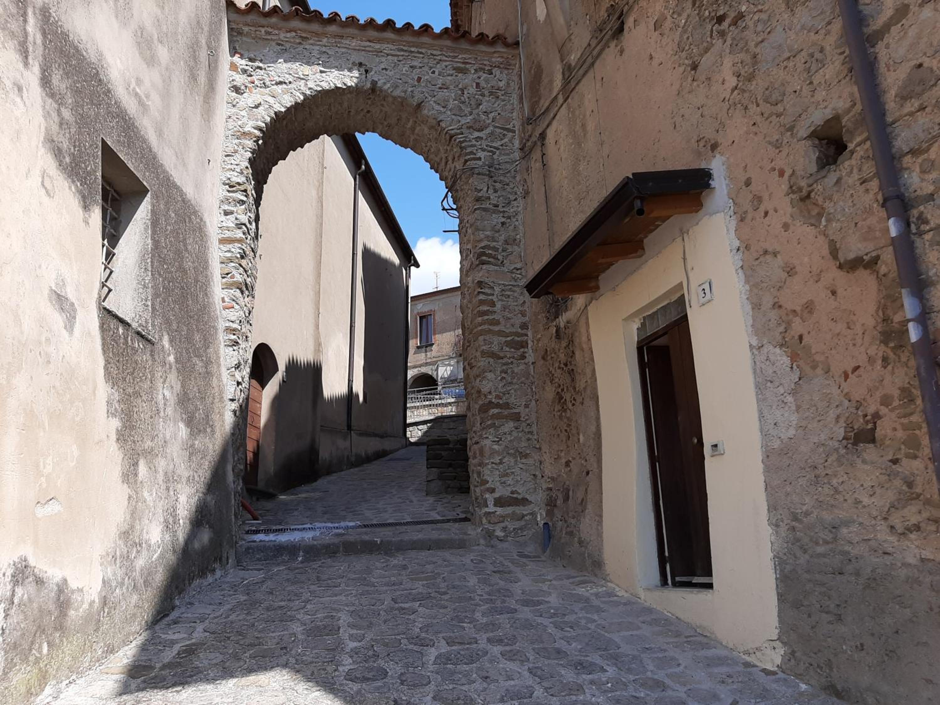 Porta Longobardi view 4