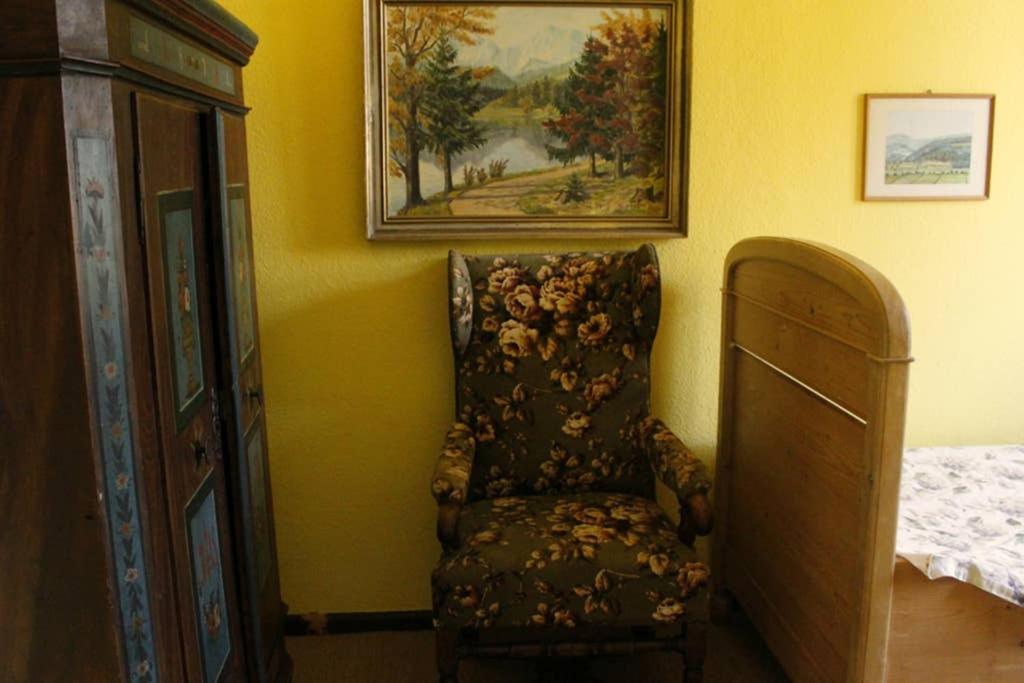 Laaser Gutshaus mit idyllischem Park- Malerwohnung