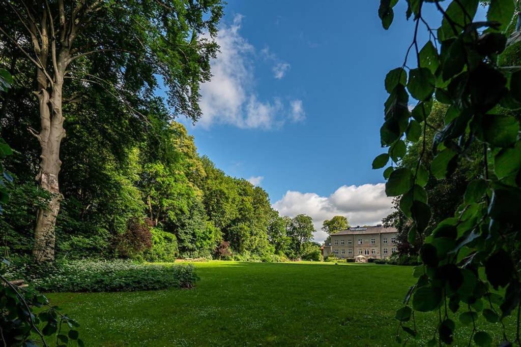 Laaser Gutshaus mit idyllischem Park- Malerwohnung