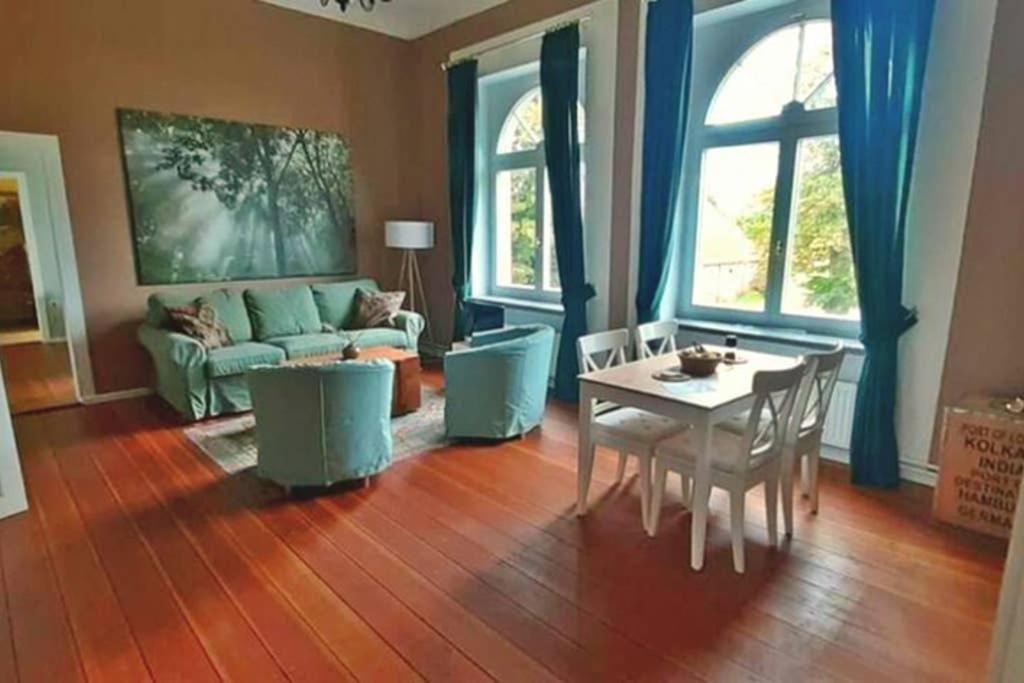 Laaser Gutshaus mit idyllischem Park- Malerwohnung
