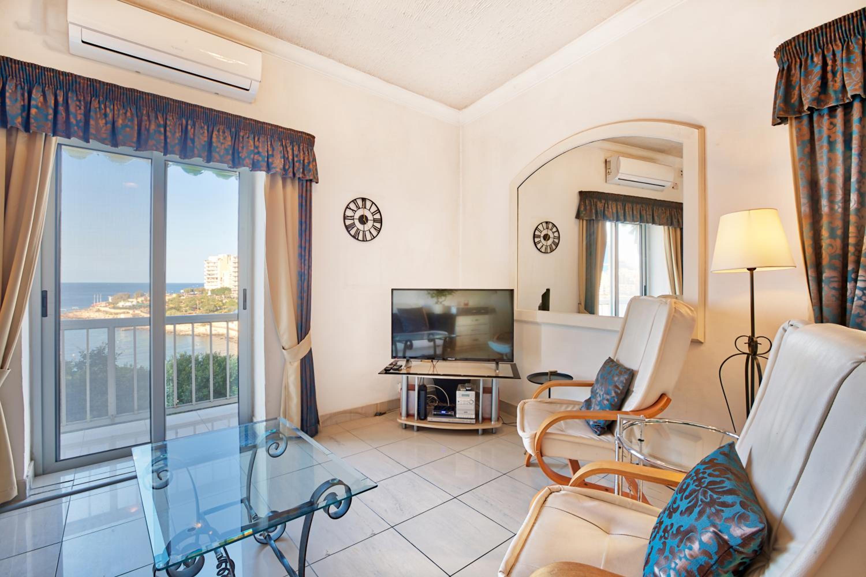 VIC- SEAFRONT Apartment view 5