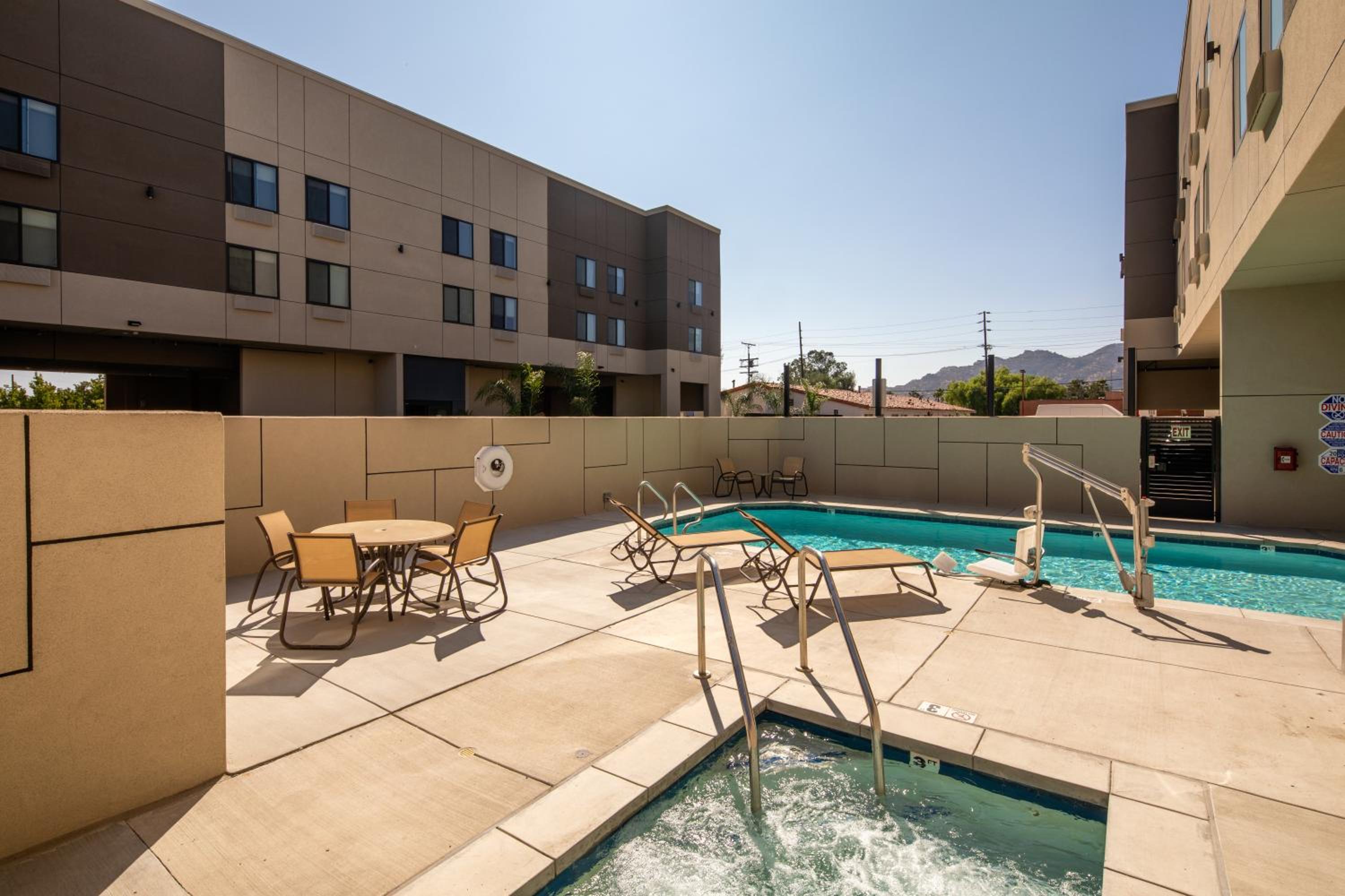 Holiday Inn Express Suites Chatsworth, an IHG Hotel - Property Image 54