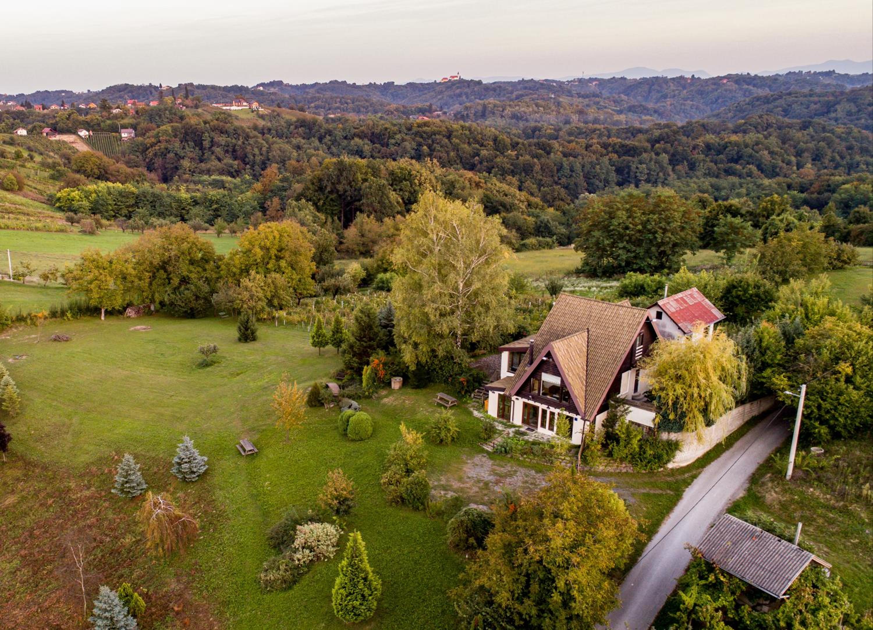 Hmooyi Hill Cottage view 4