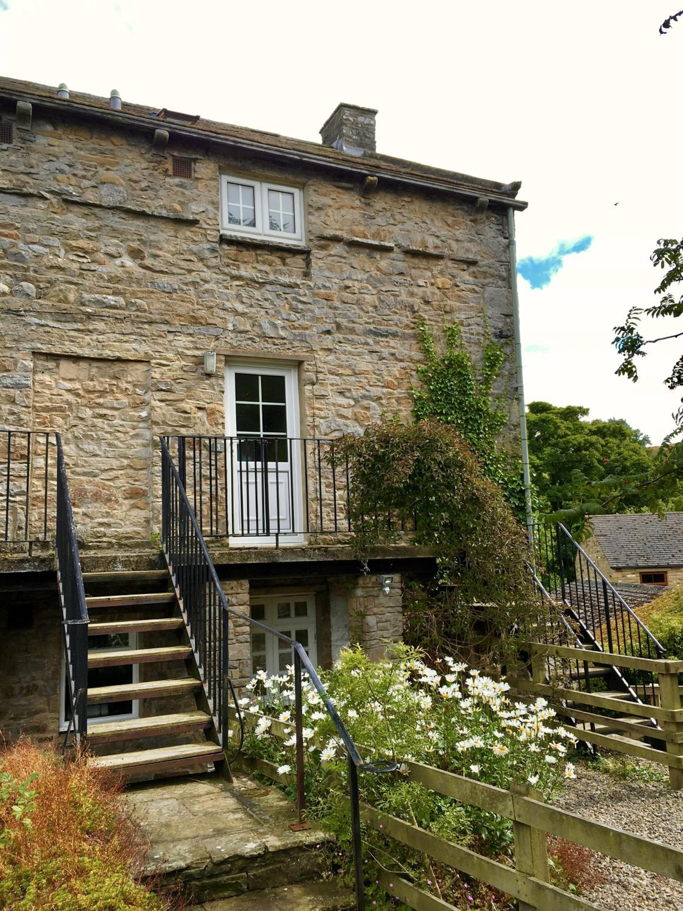 Wonderfully Scenic and Comfortable Dales Mill Property view 2