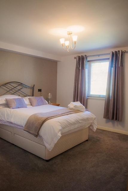 2 Bed Blackburn Village Apt With Wifi & Parking view 3