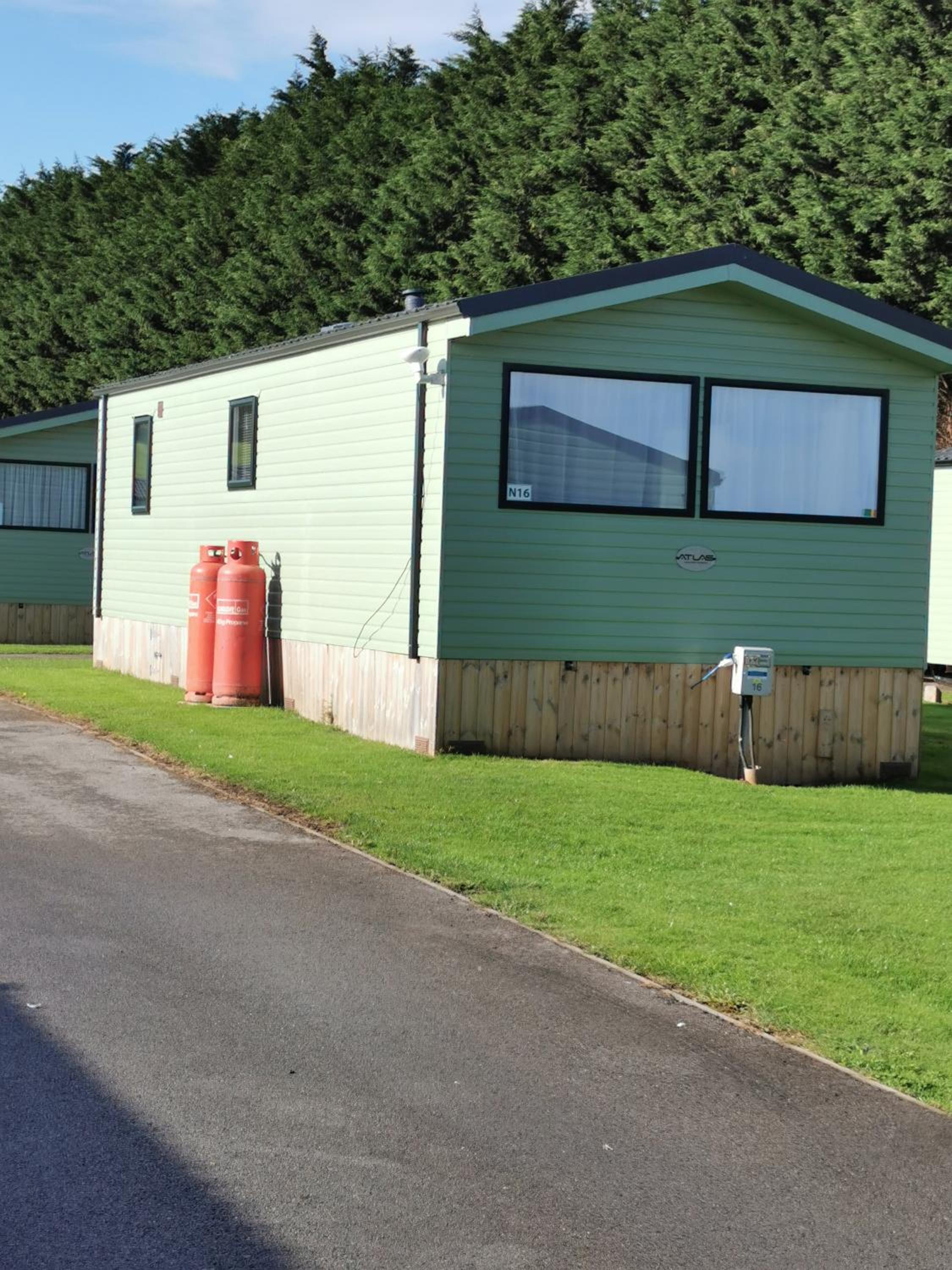 Woofles Luxury Caravan at Knaresborough Lido view 3