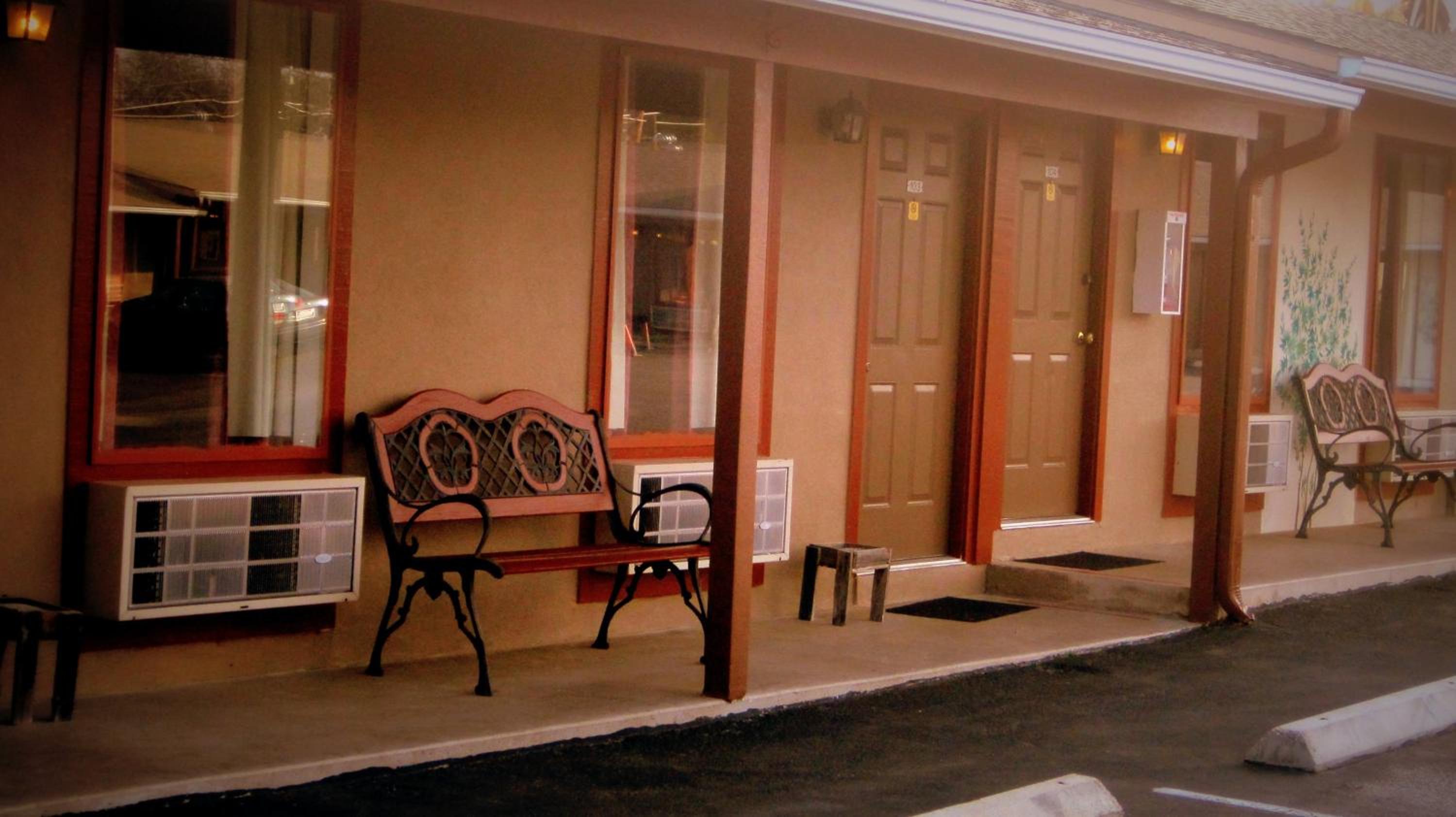 Hotel Sunset Inn and Suites - Image 1