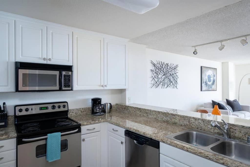 Amazing High Rise 1BR apt W Panoramic Ocean Views