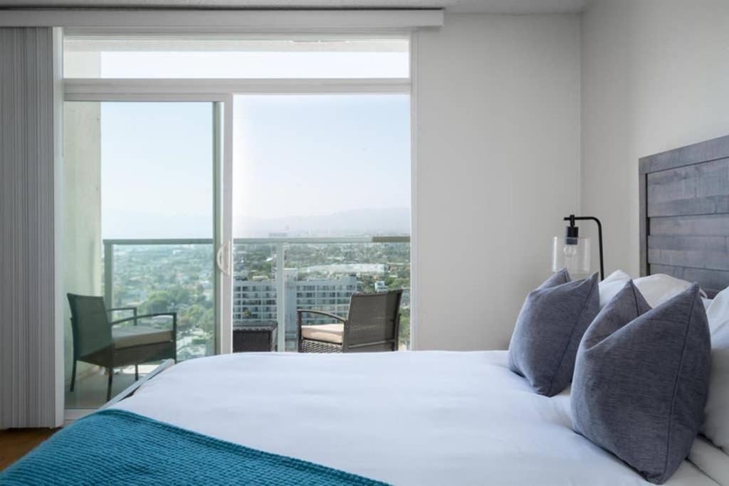 Amazing High Rise 1BR apt W Panoramic Ocean Views