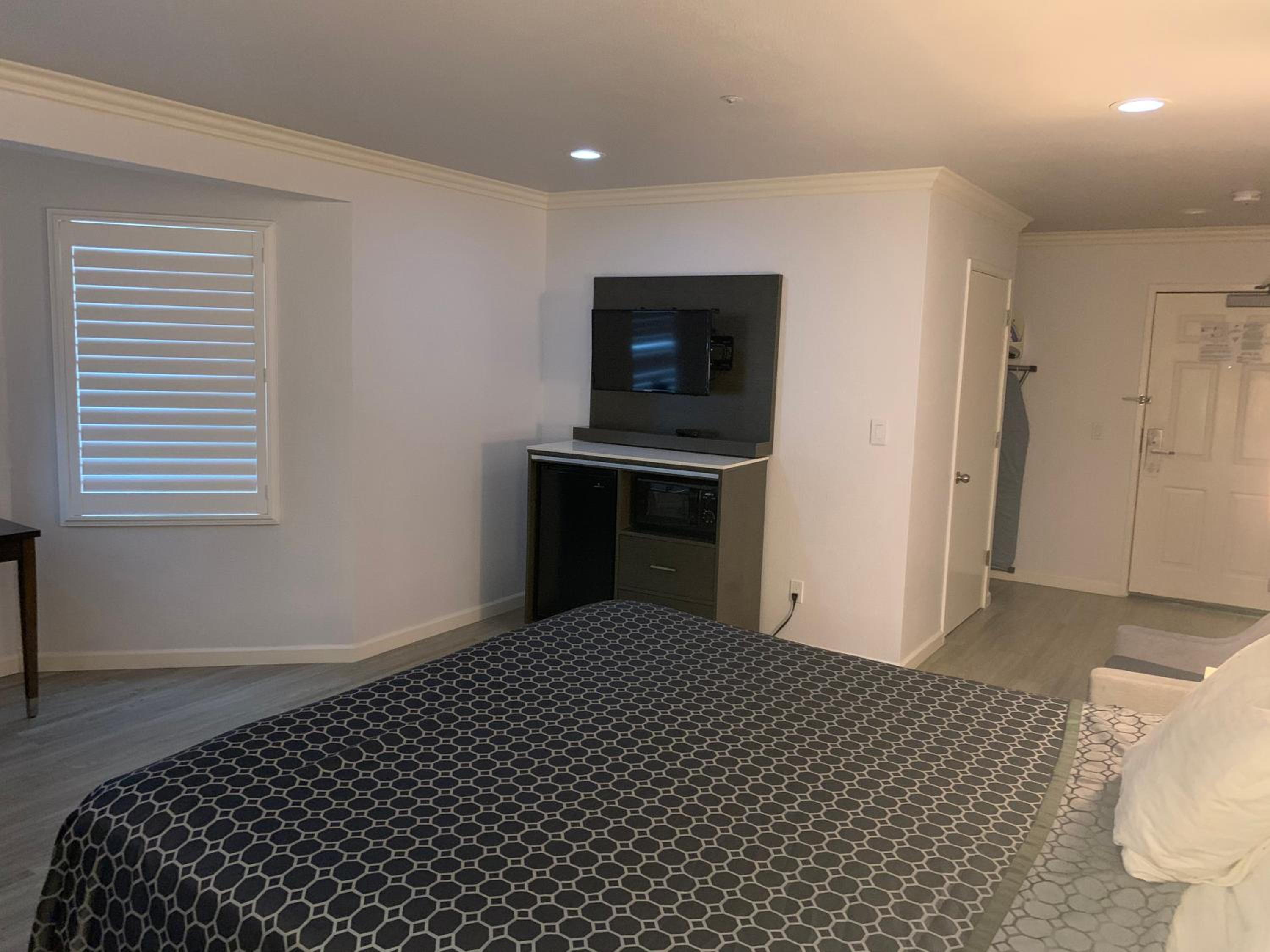 Mirage Inn & Suites 3