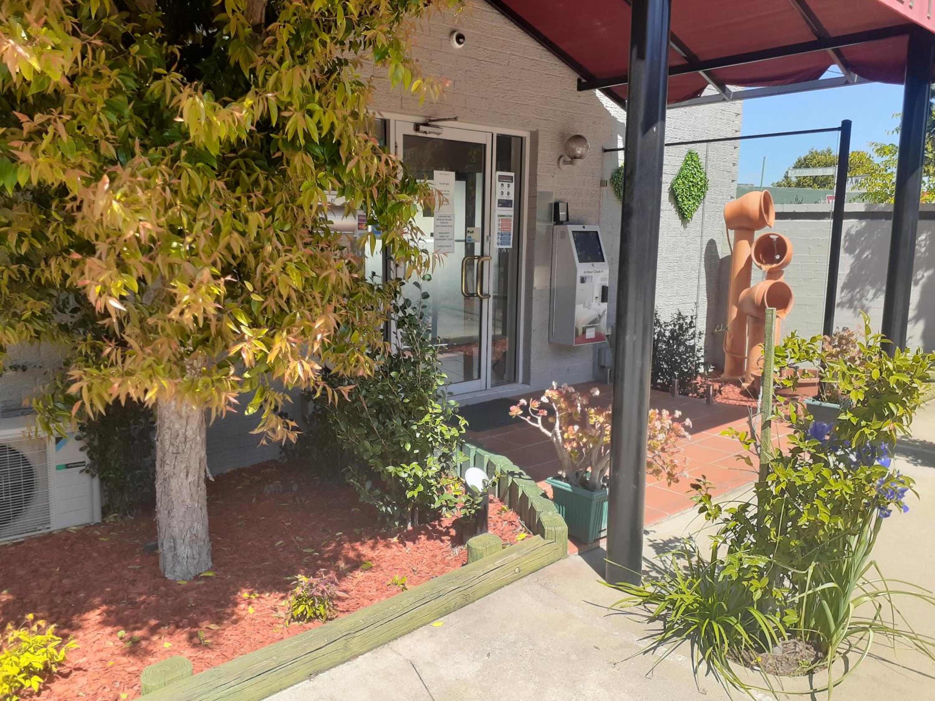 Crest Motor Inn