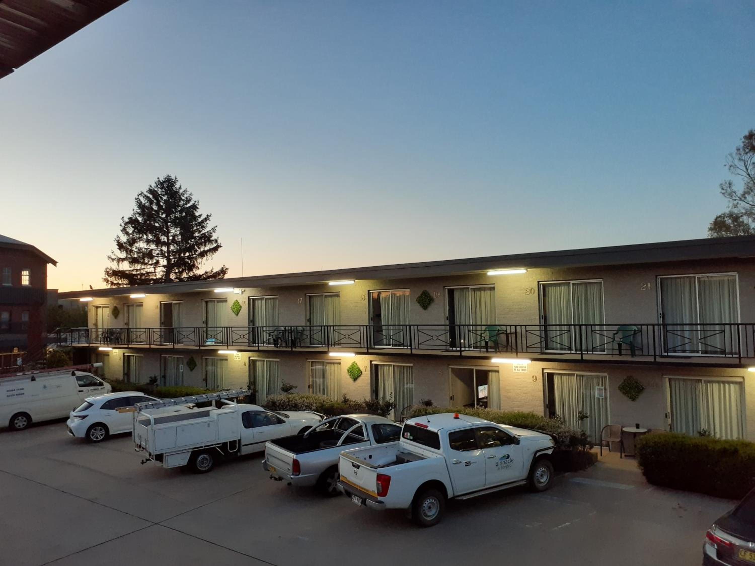 Crest Motor Inn