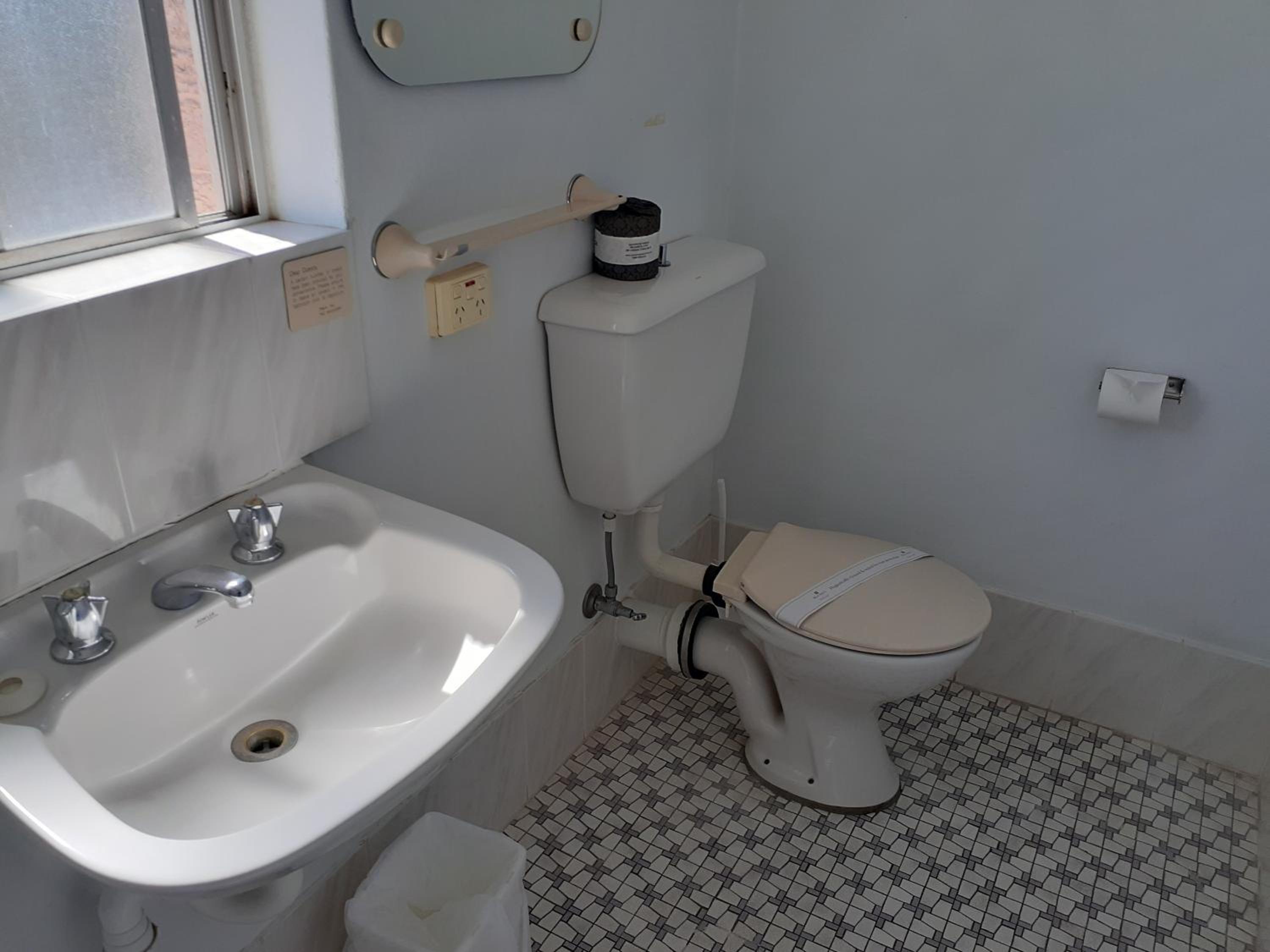 Crest Motor Inn