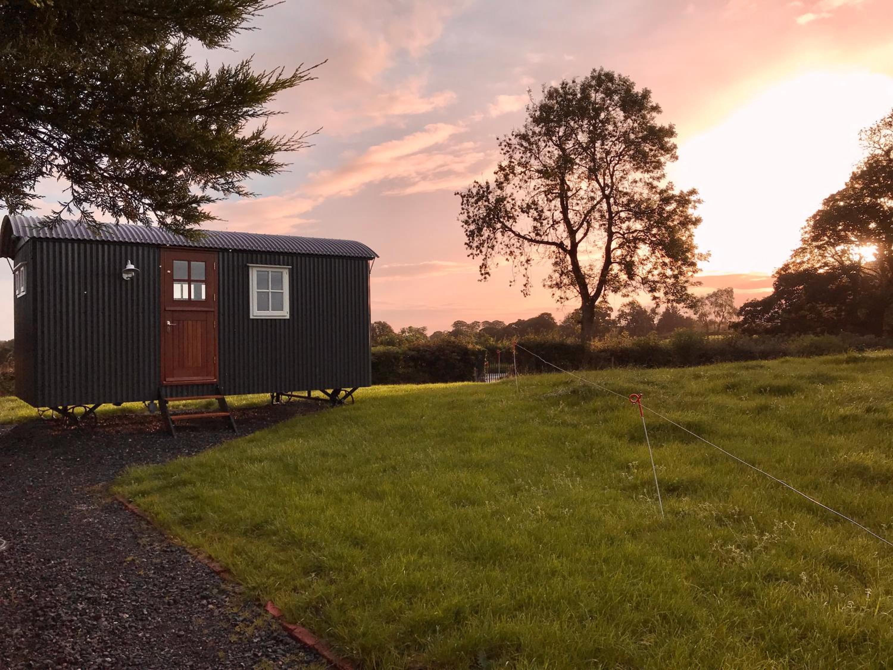 Hotel Sheelin Huts Blue, Hot-tub available From 1st April until 1st November - Image 1