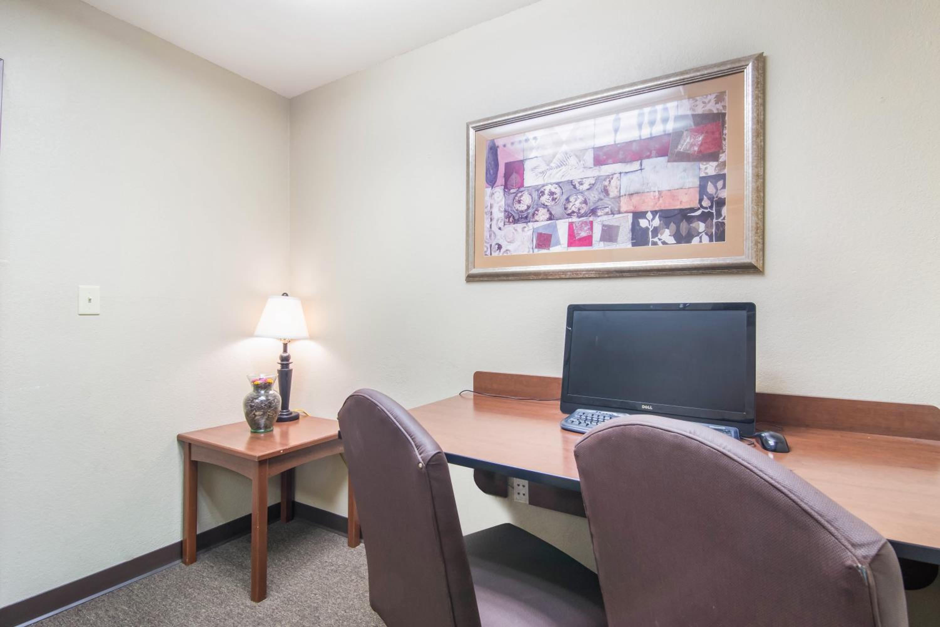 HomeTowne Studios & Suites by Red Roof Bentonville, Photo 19